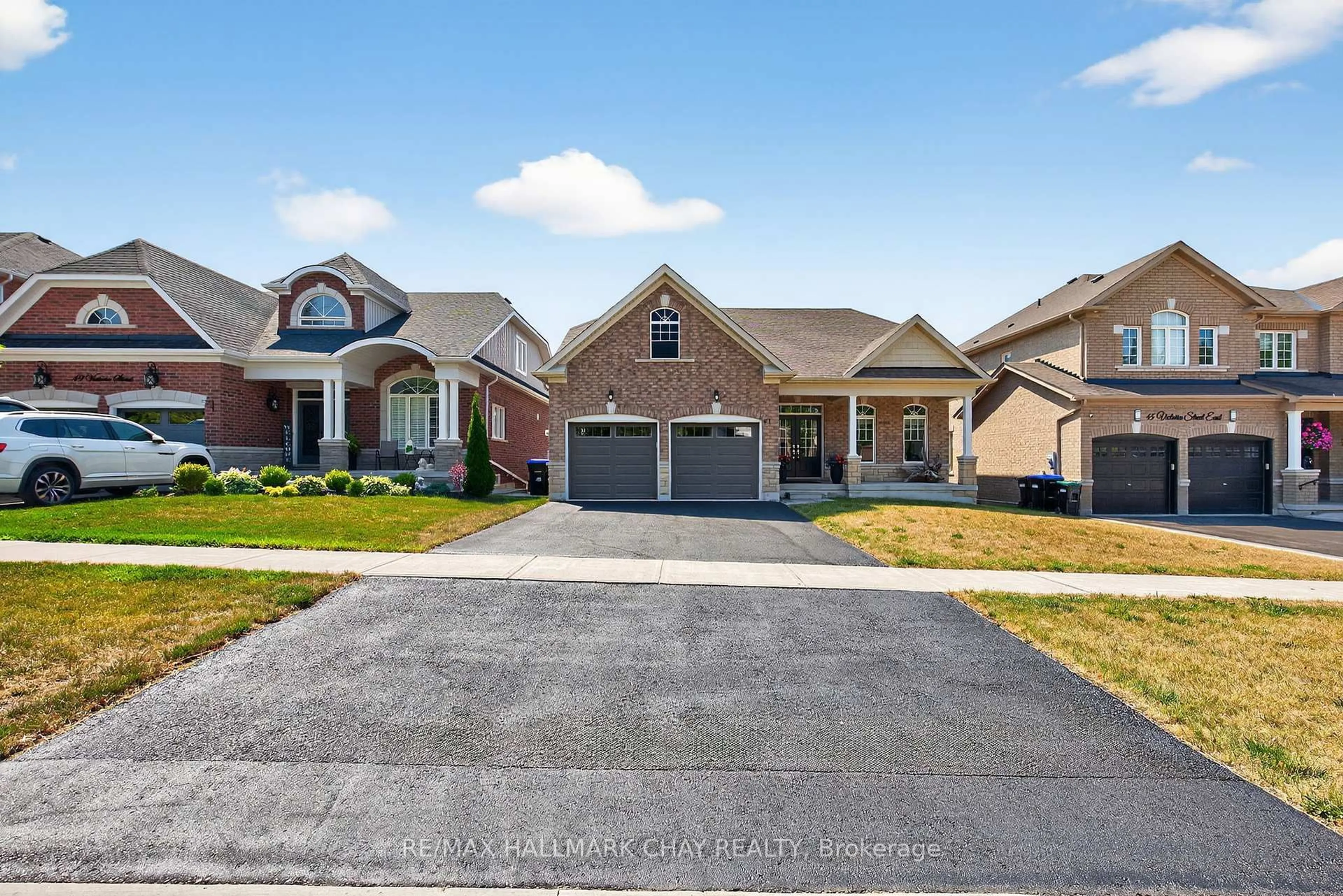 Home with brick exterior material, street for 47 Victoria St, Innisfil Ontario L0L 1L0