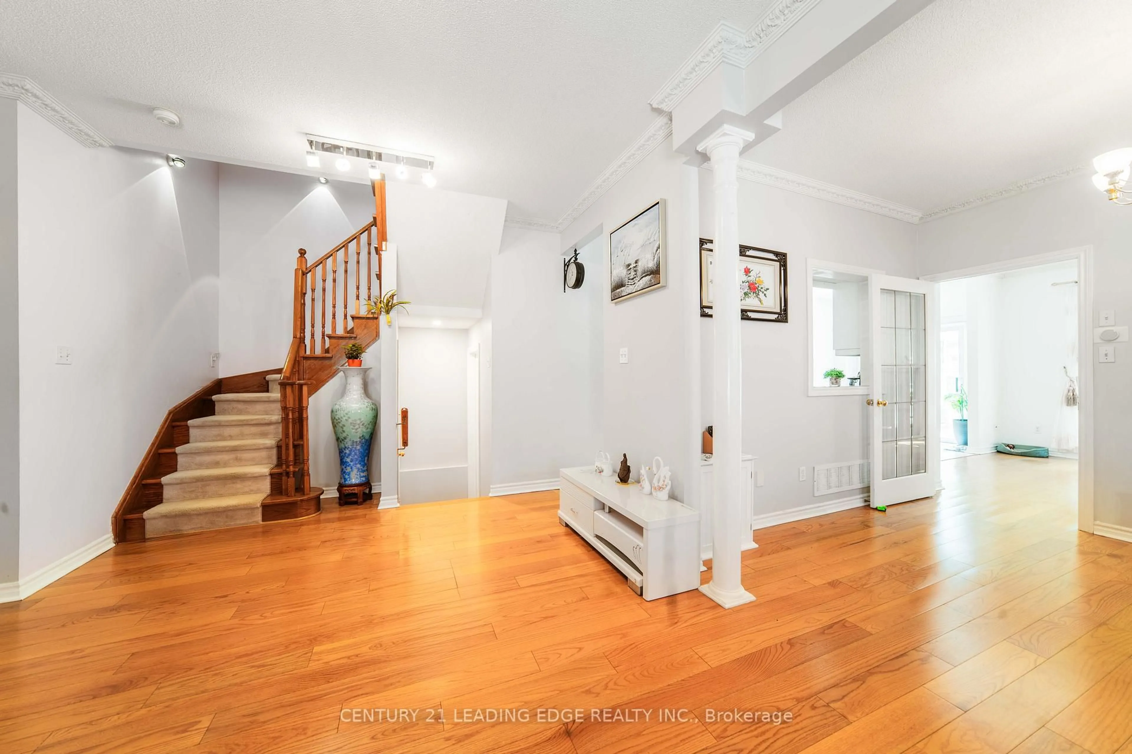 Indoor foyer for 25 Eastpine Dr, Markham Ontario L3R 4Z2