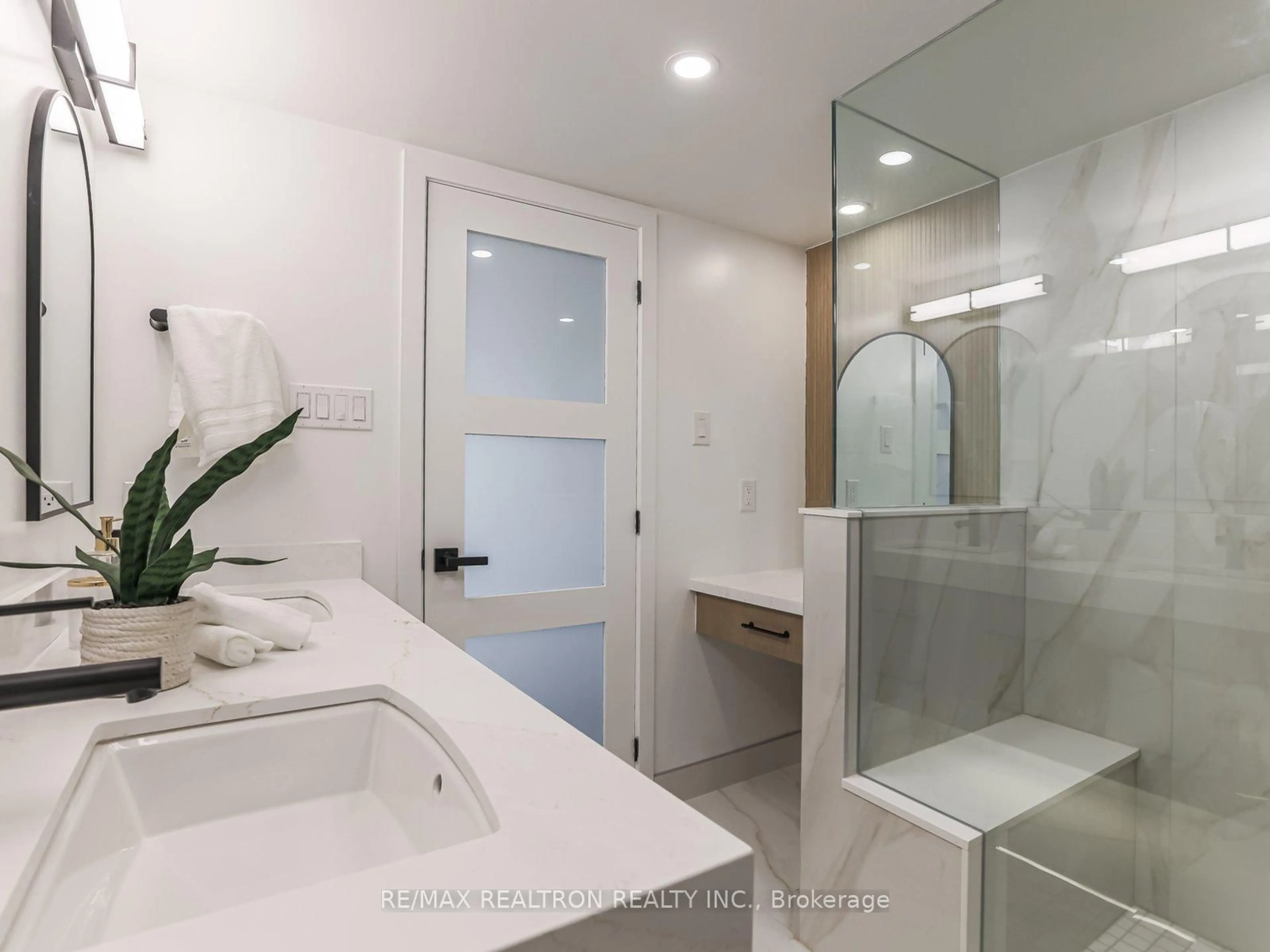Contemporary bathroom, ceramic/tile floor for 7420 Bathurst St #1611, Vaughan Ontario L4J 6X4