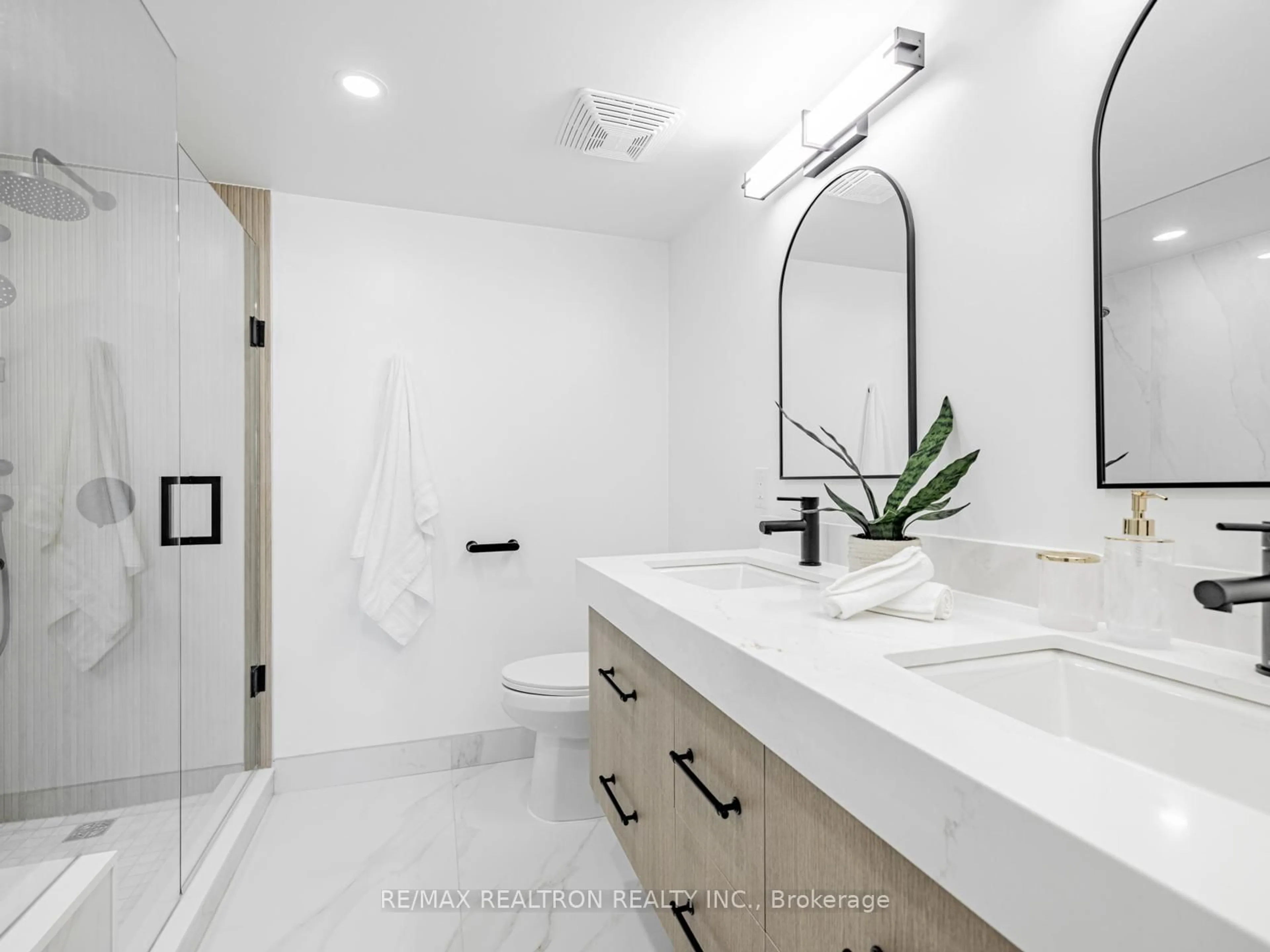 Contemporary bathroom, ceramic/tile floor for 7420 Bathurst St #1611, Vaughan Ontario L4J 6X4