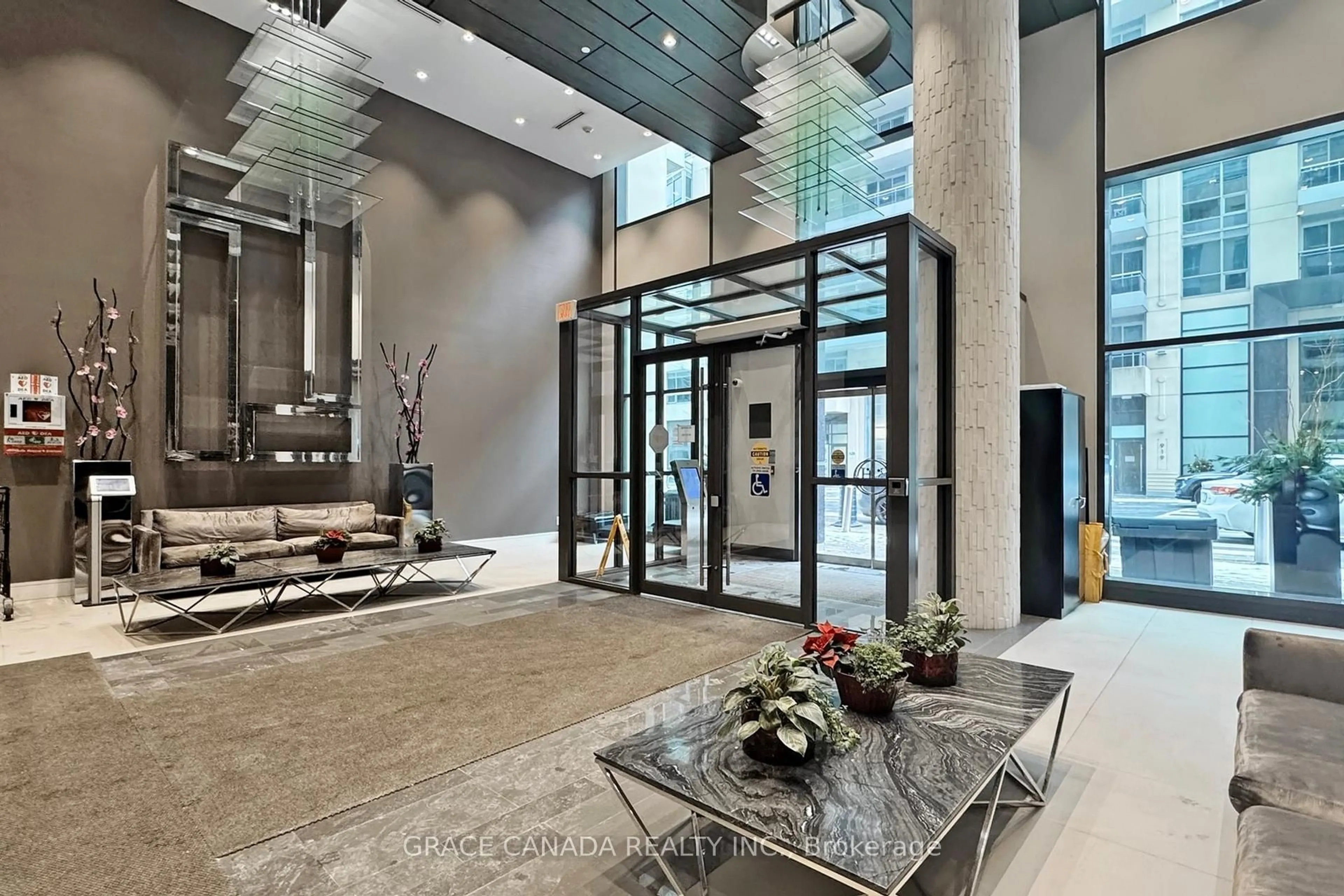 Indoor foyer for 9205 Yonge St #409, Richmond Hill Ontario L4C 1V5