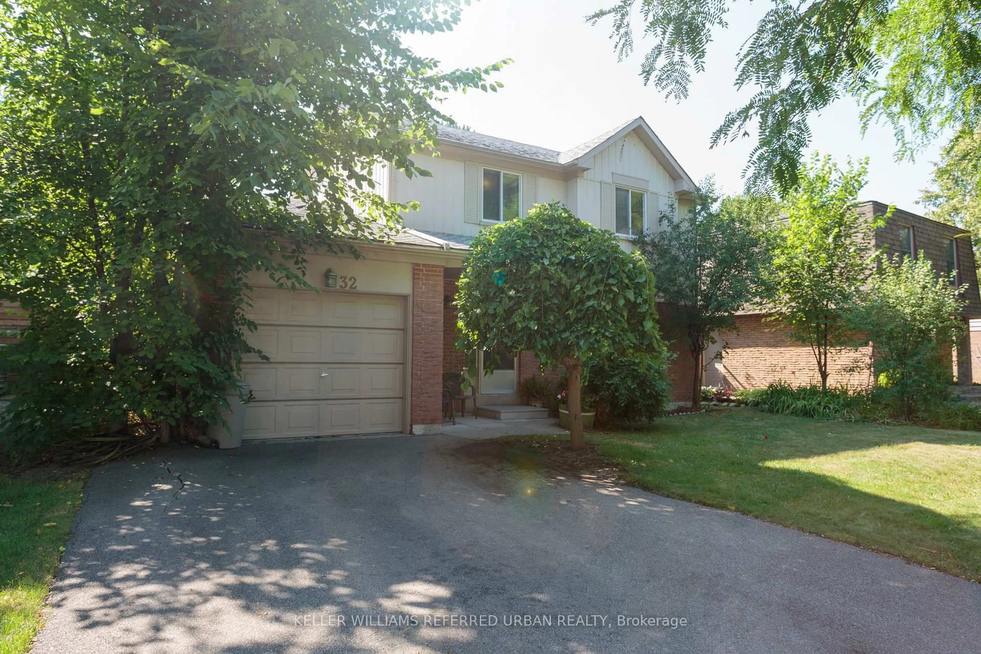 A pic from outside/outdoor area/front of a property/back of a property/a pic from drone, street for 32 Penwick Cres, Richmond Hill Ontario L4C 5B4