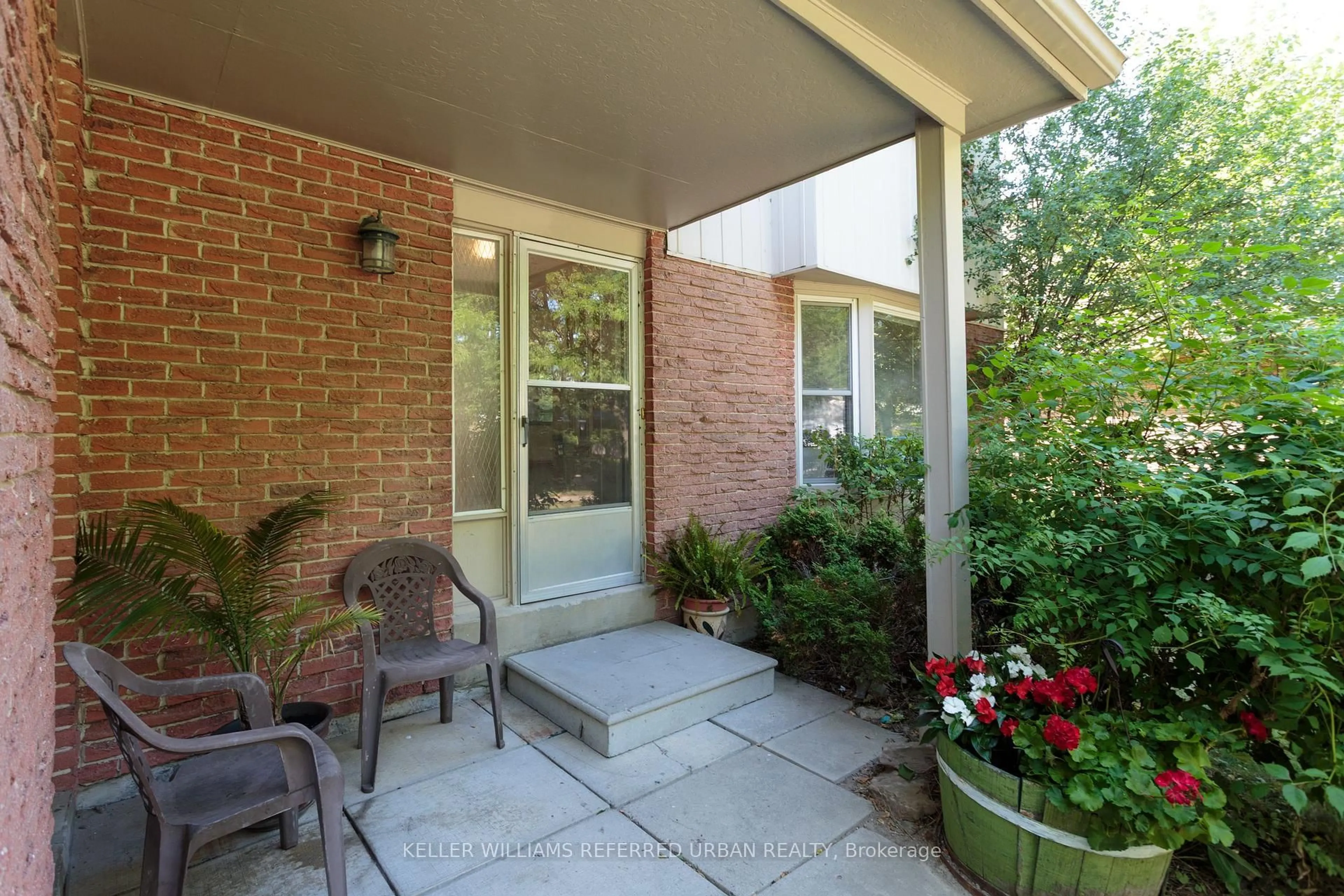 Patio, street for 32 Penwick Cres, Richmond Hill Ontario L4C 5B4