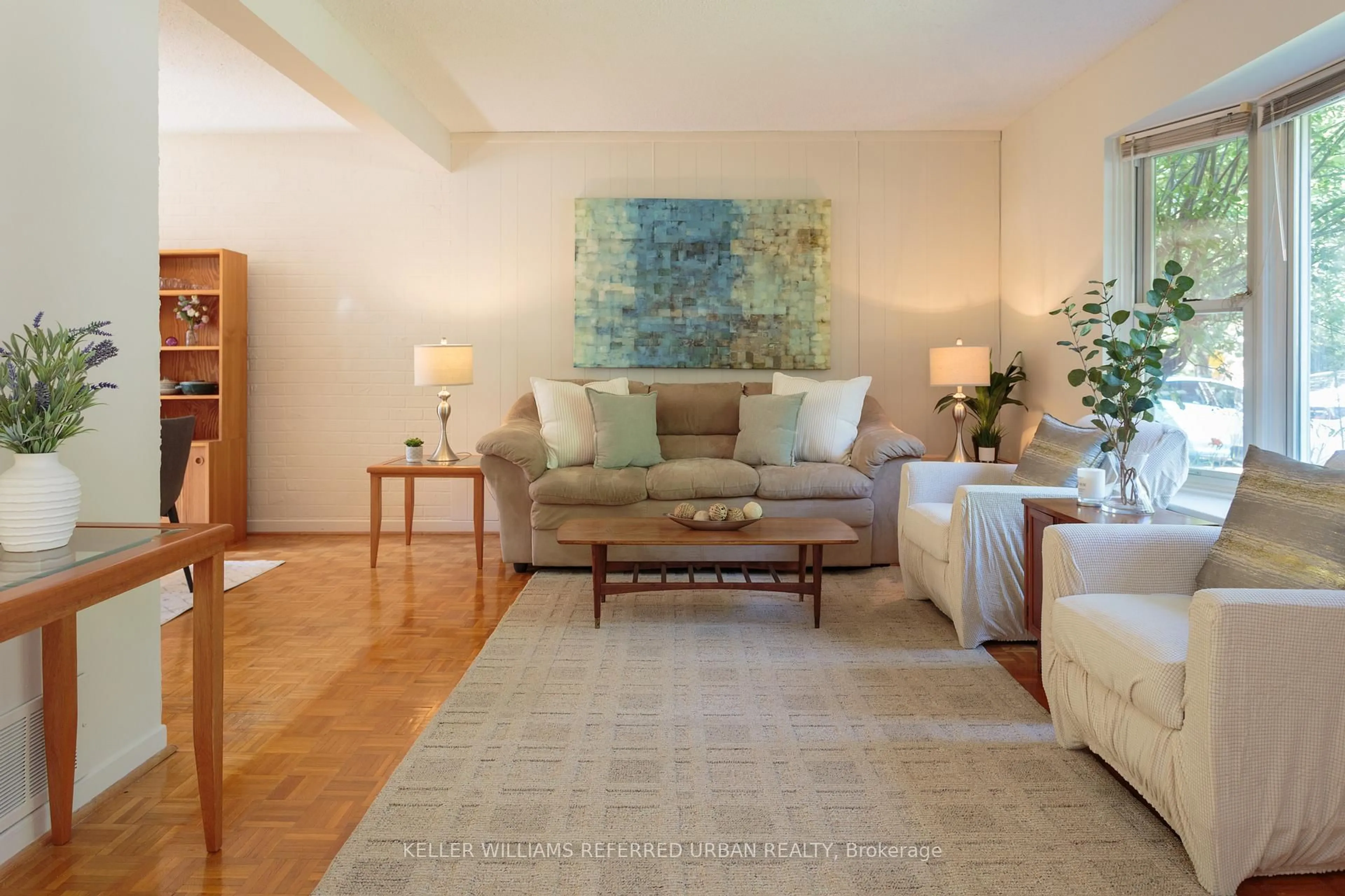 Living room with furniture, unknown for 32 Penwick Cres, Richmond Hill Ontario L4C 5B4