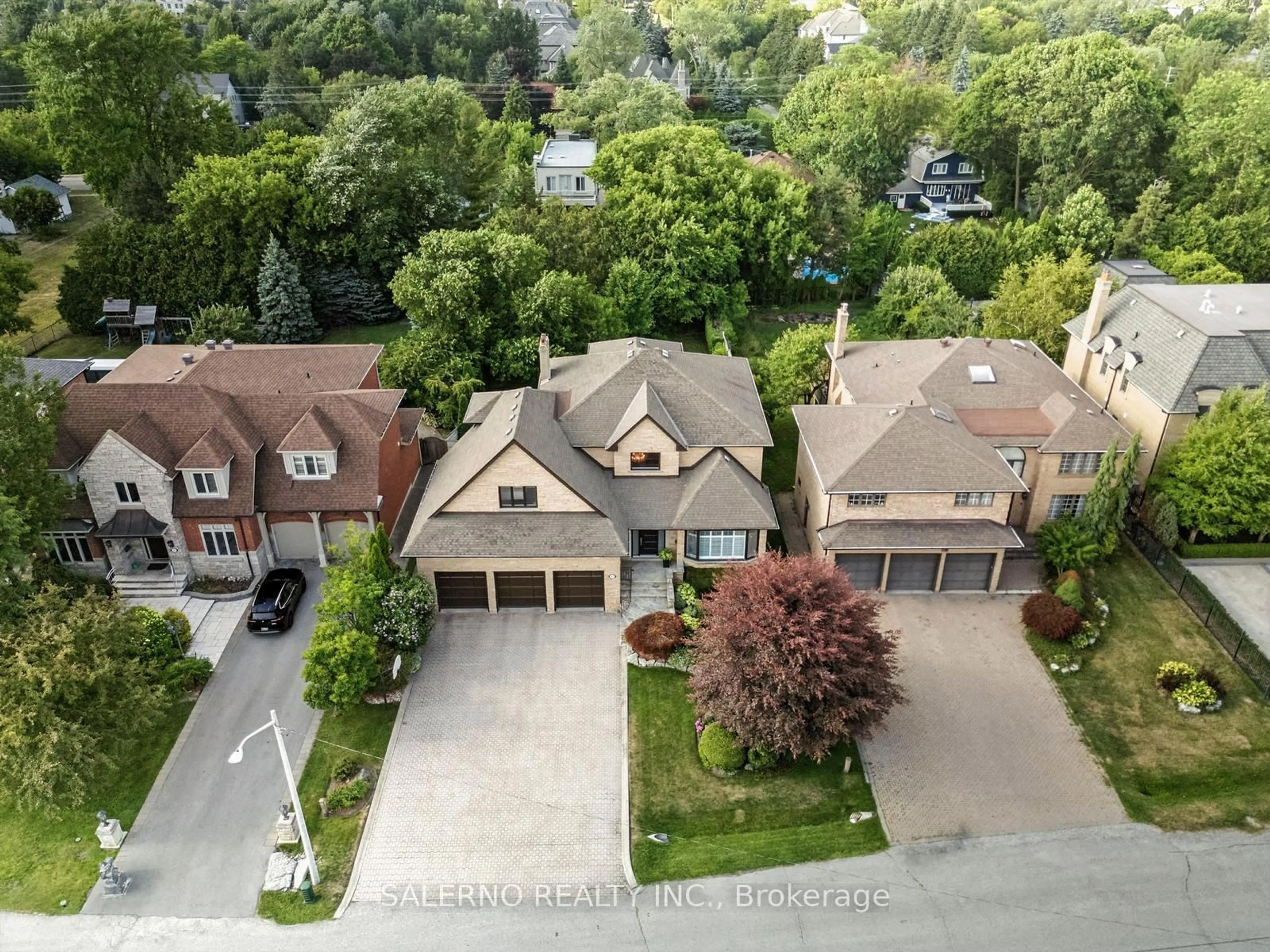 A pic from outside/outdoor area/front of a property/back of a property/a pic from drone, street for 32 Donna Mae Cres, Vaughan Ontario L4J 1Z8