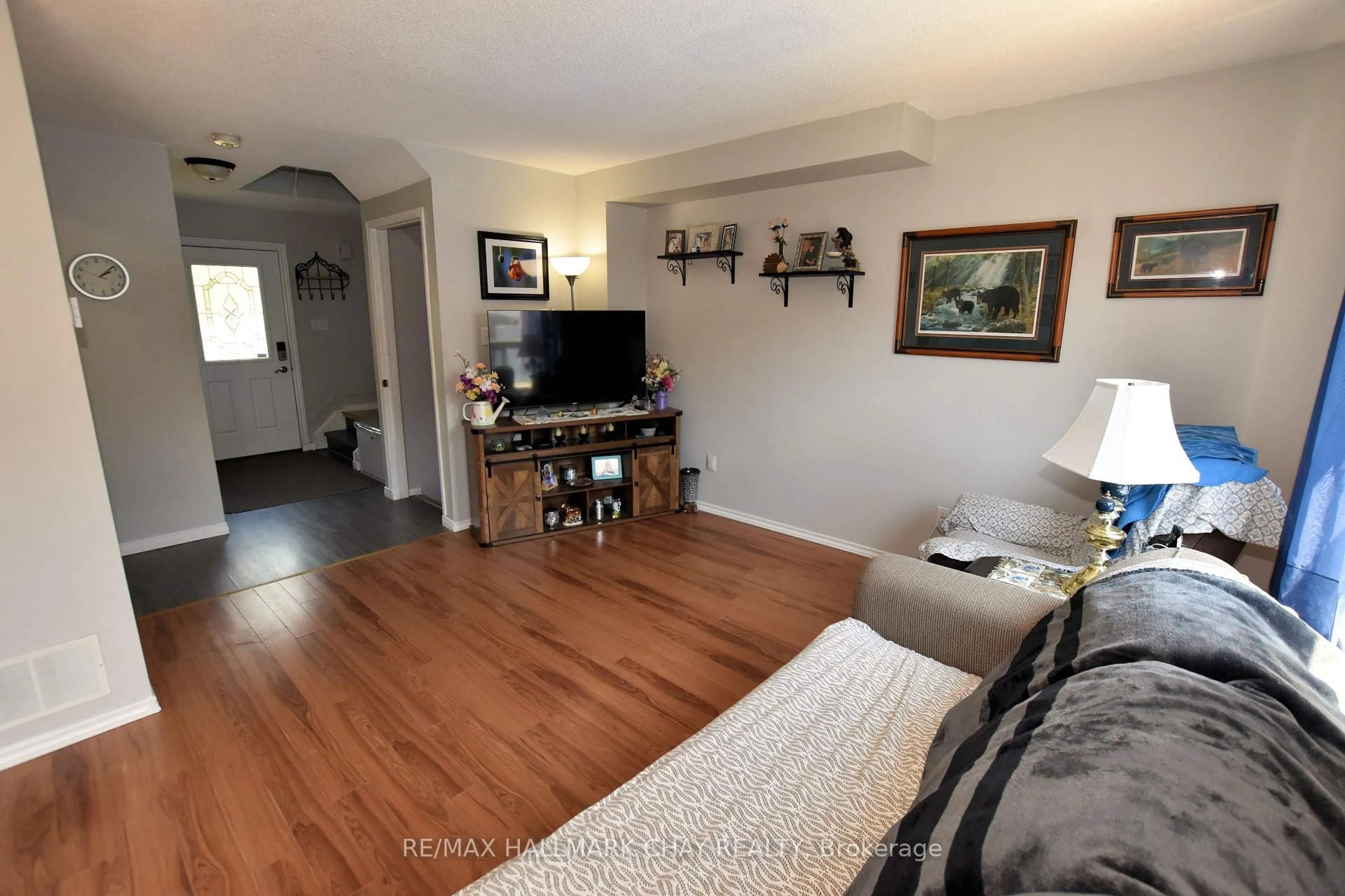 Living room with furniture, wood/laminate floor for 1205 Hill St, Innisfil Ontario L9S 1X8