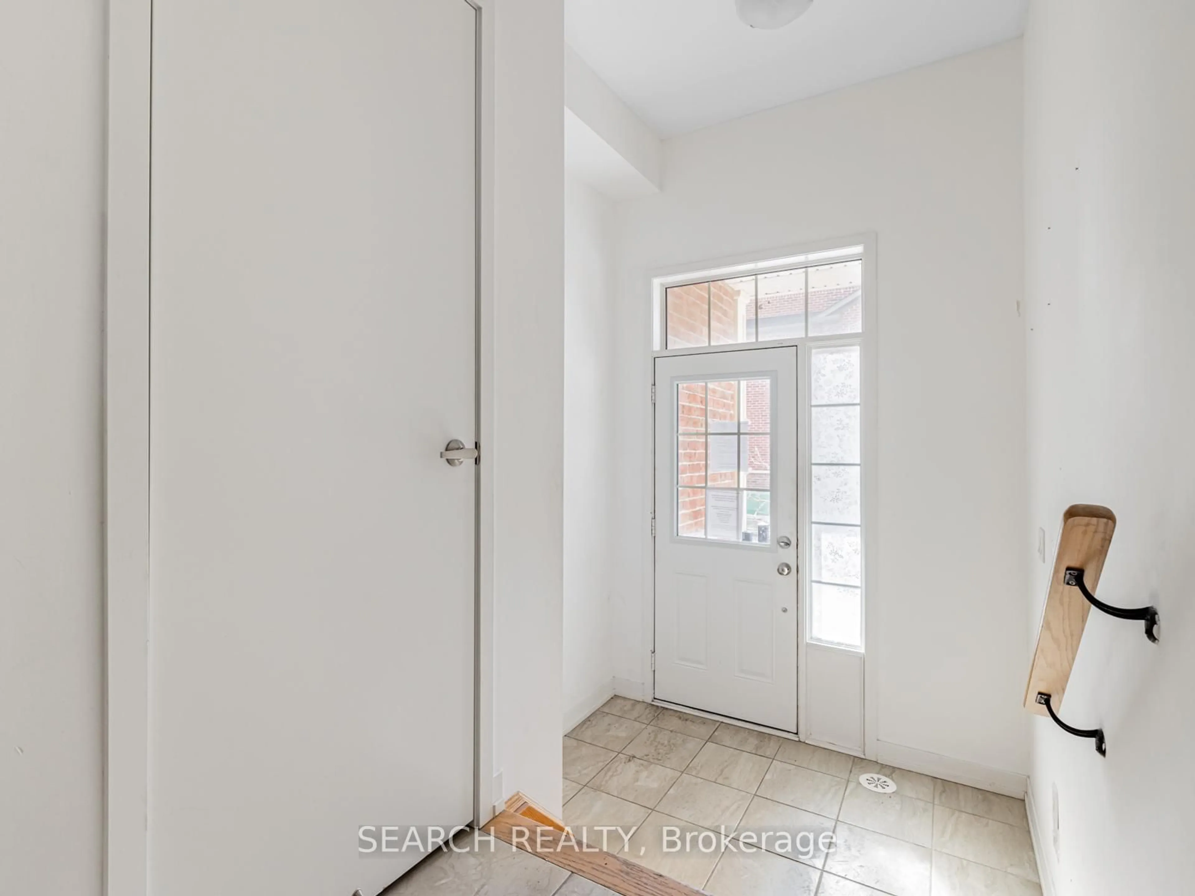 Indoor entryway for 247 Harding Park St, Newmarket Ontario L3Y 0E3