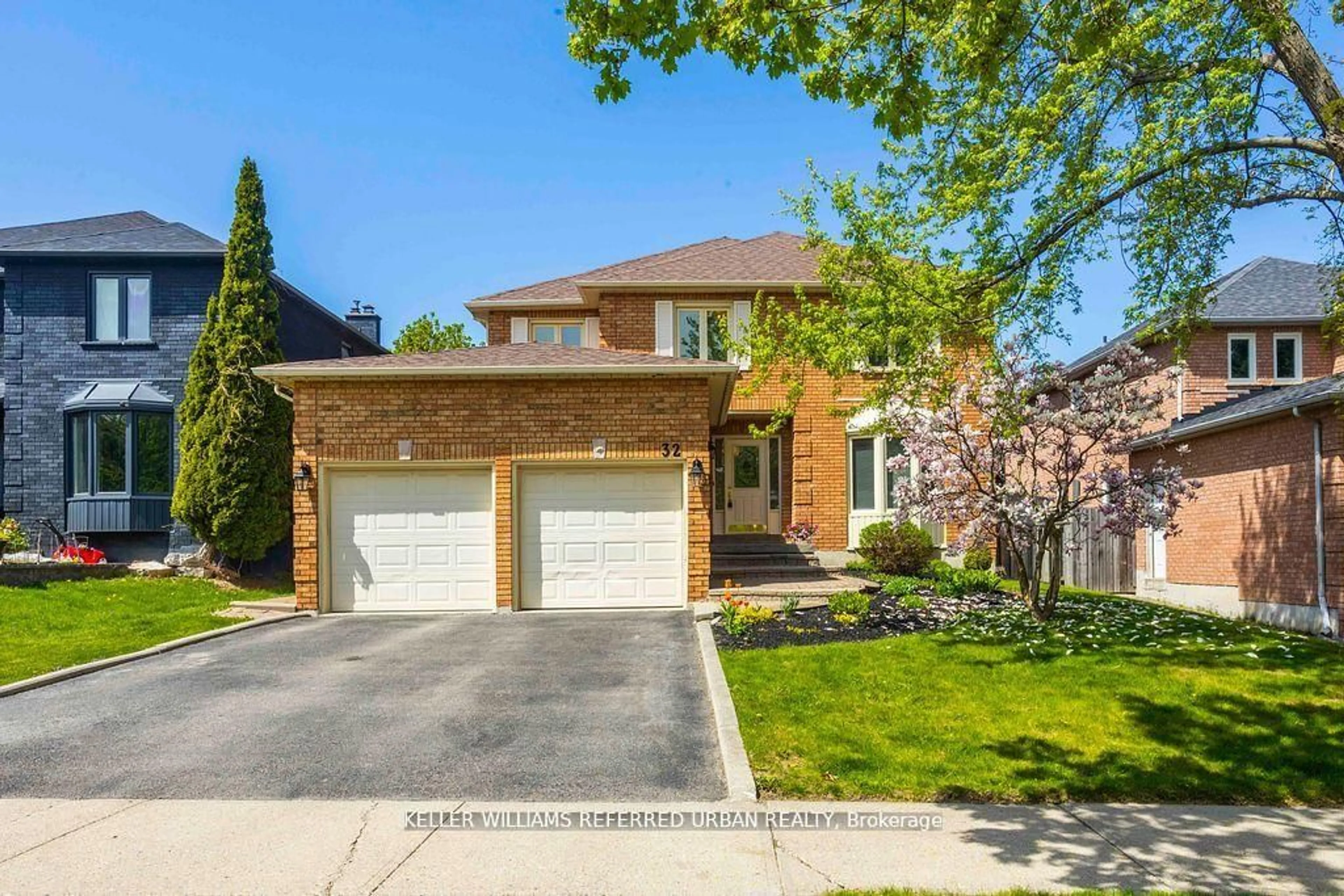 Home with brick exterior material, street for 32 Nelson Circ, Newmarket Ontario L3X 1R1