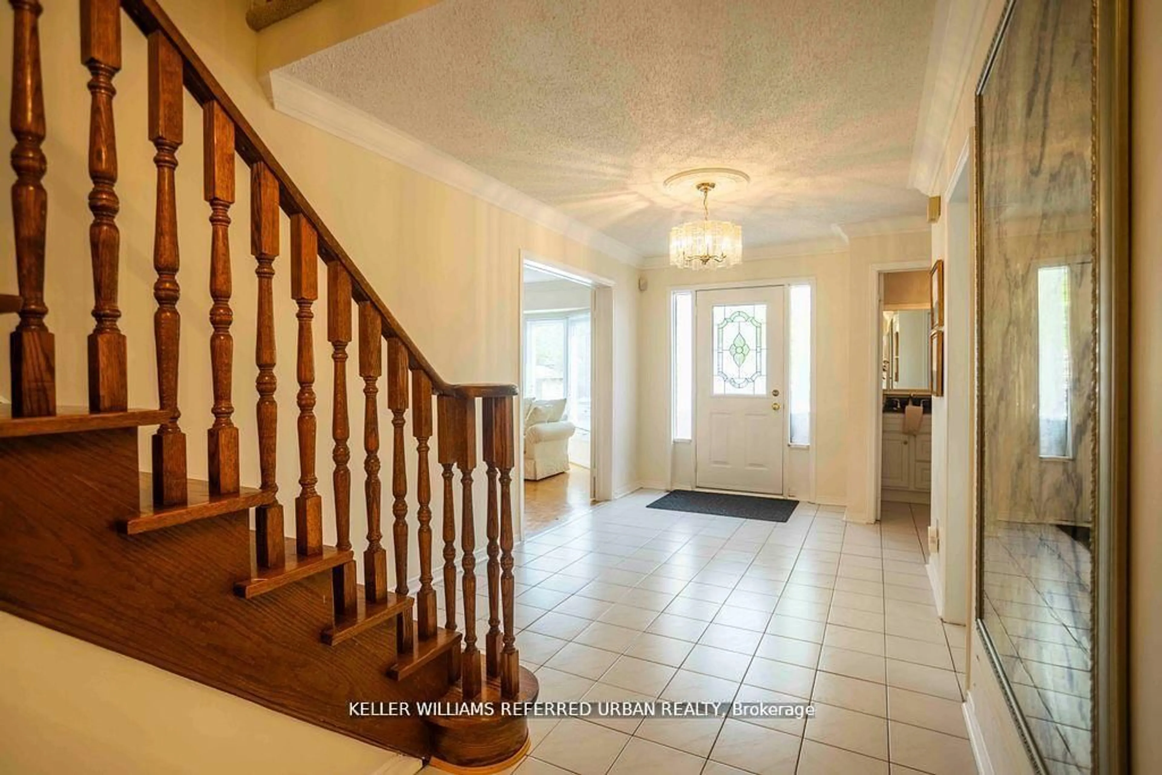 Indoor foyer for 32 Nelson Circ, Newmarket Ontario L3X 1R1