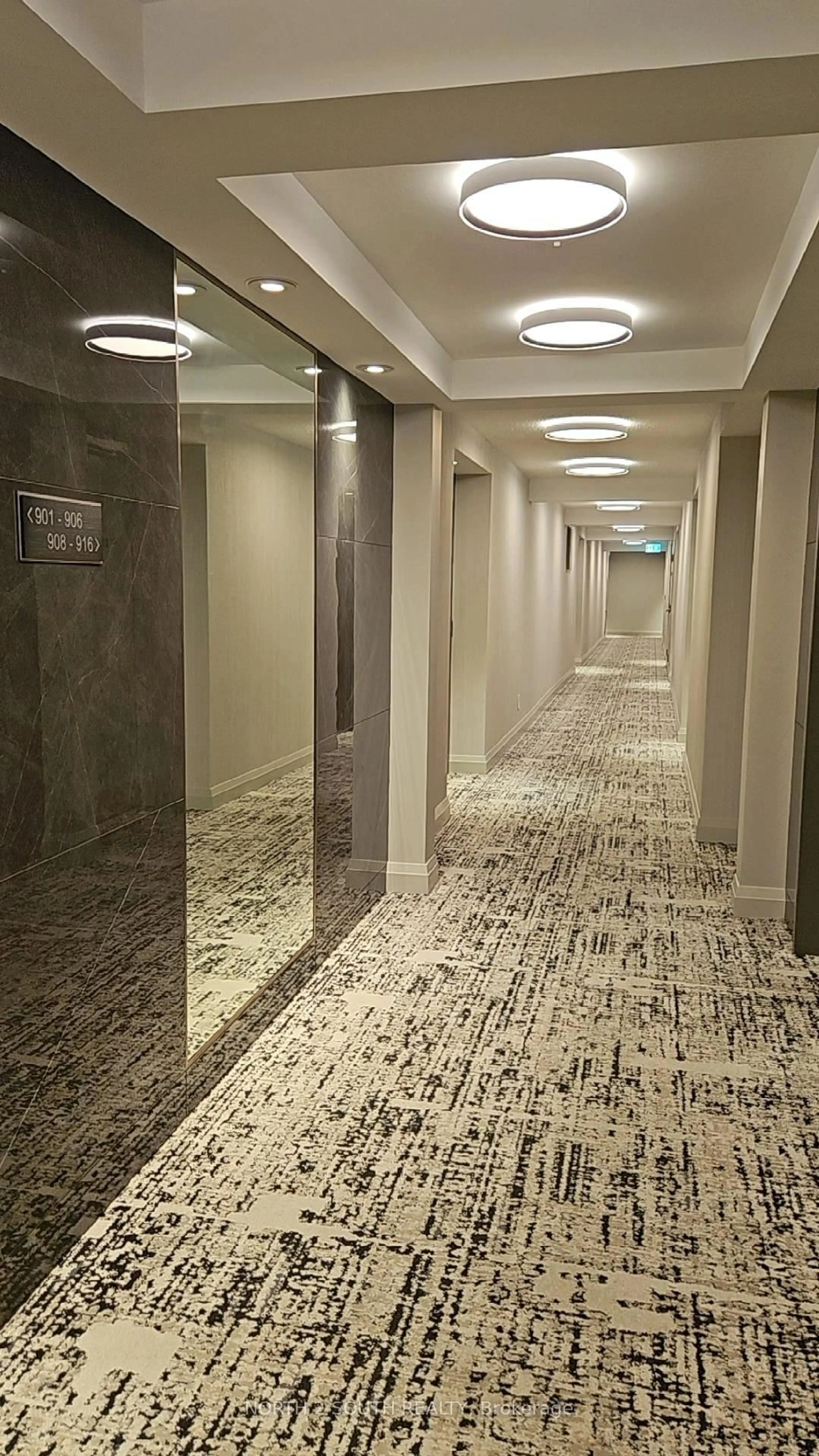 Indoor foyer for 29 Northern Hts Dr #916, Richmond Hill Ontario L4B 4L8