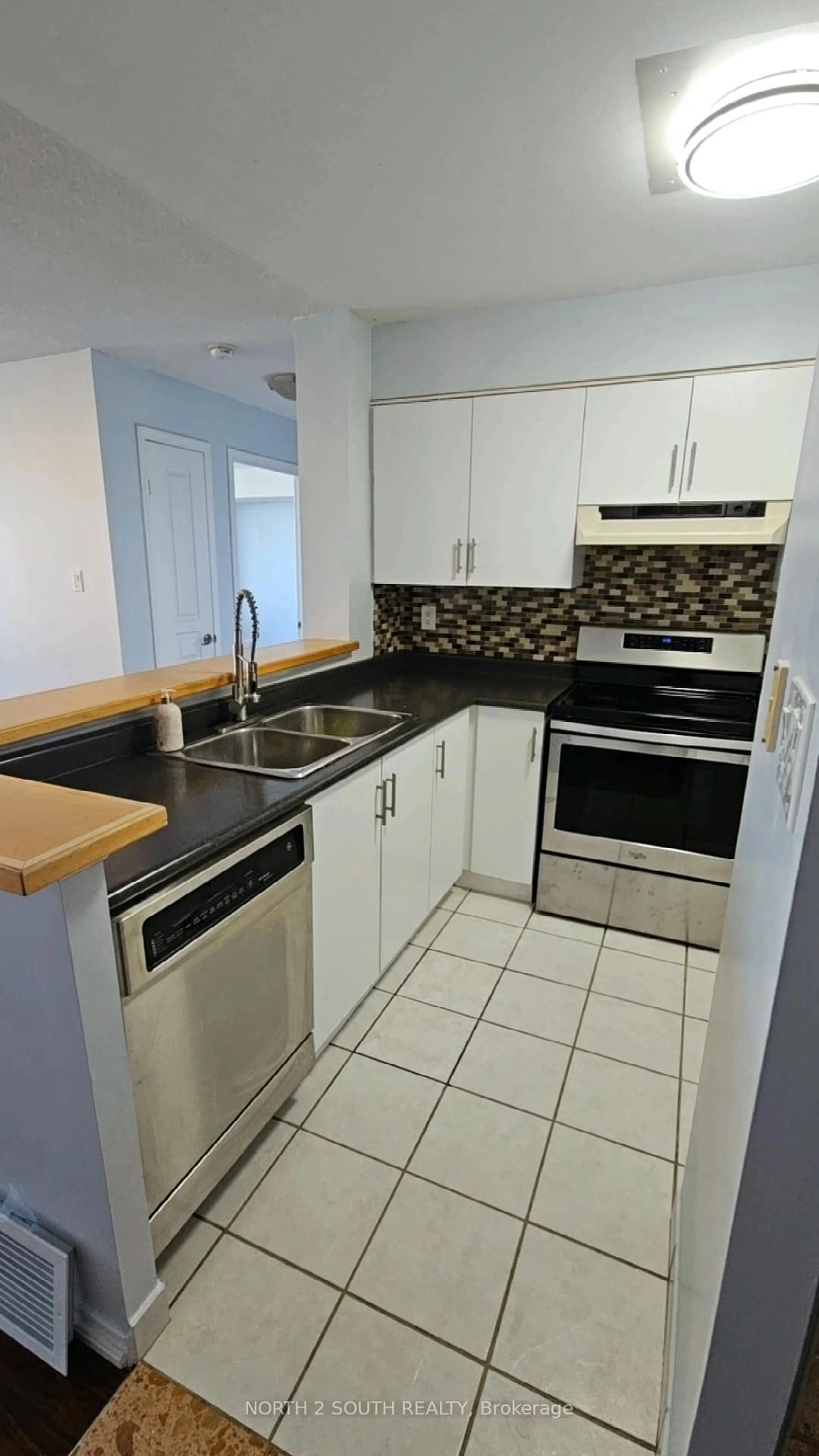Standard kitchen, unknown for 29 Northern Hts Dr #916, Richmond Hill Ontario L4B 4L8