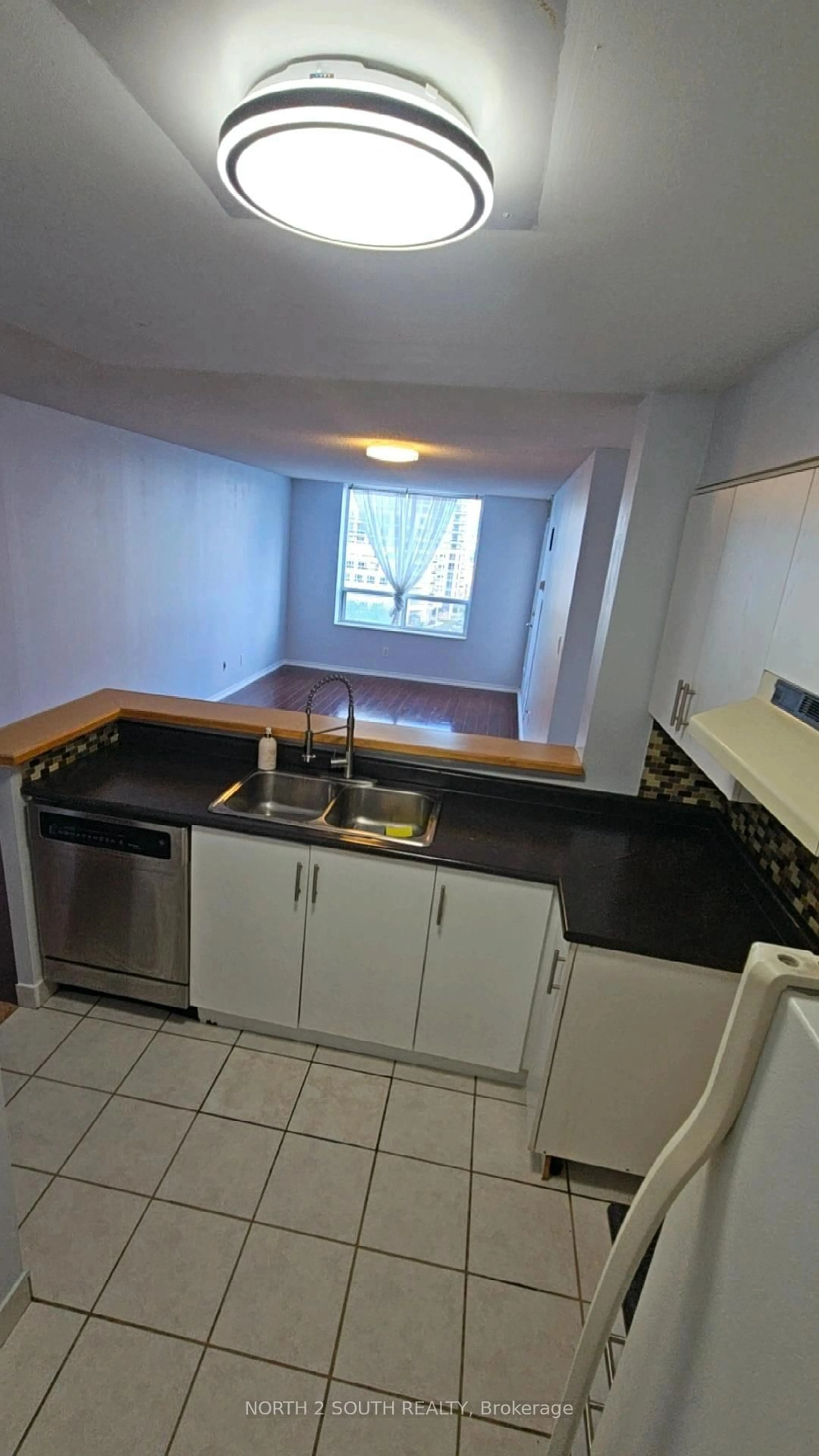 Standard kitchen, unknown for 29 Northern Hts Dr #916, Richmond Hill Ontario L4B 4L8