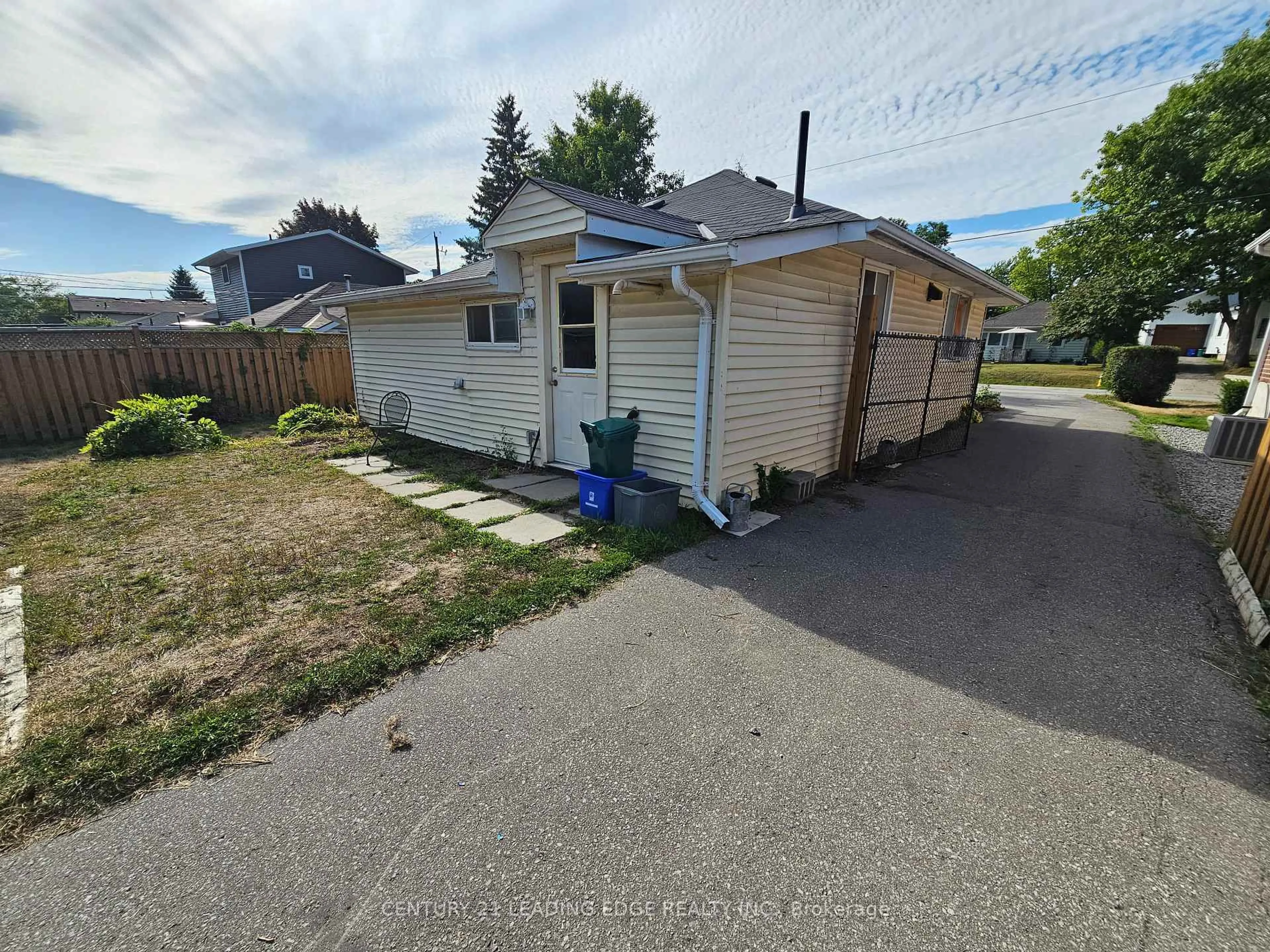 A pic from outside/outdoor area/front of a property/back of a property/a pic from drone, street for 291 Miami Dr, Georgina Ontario L4P 2Z5