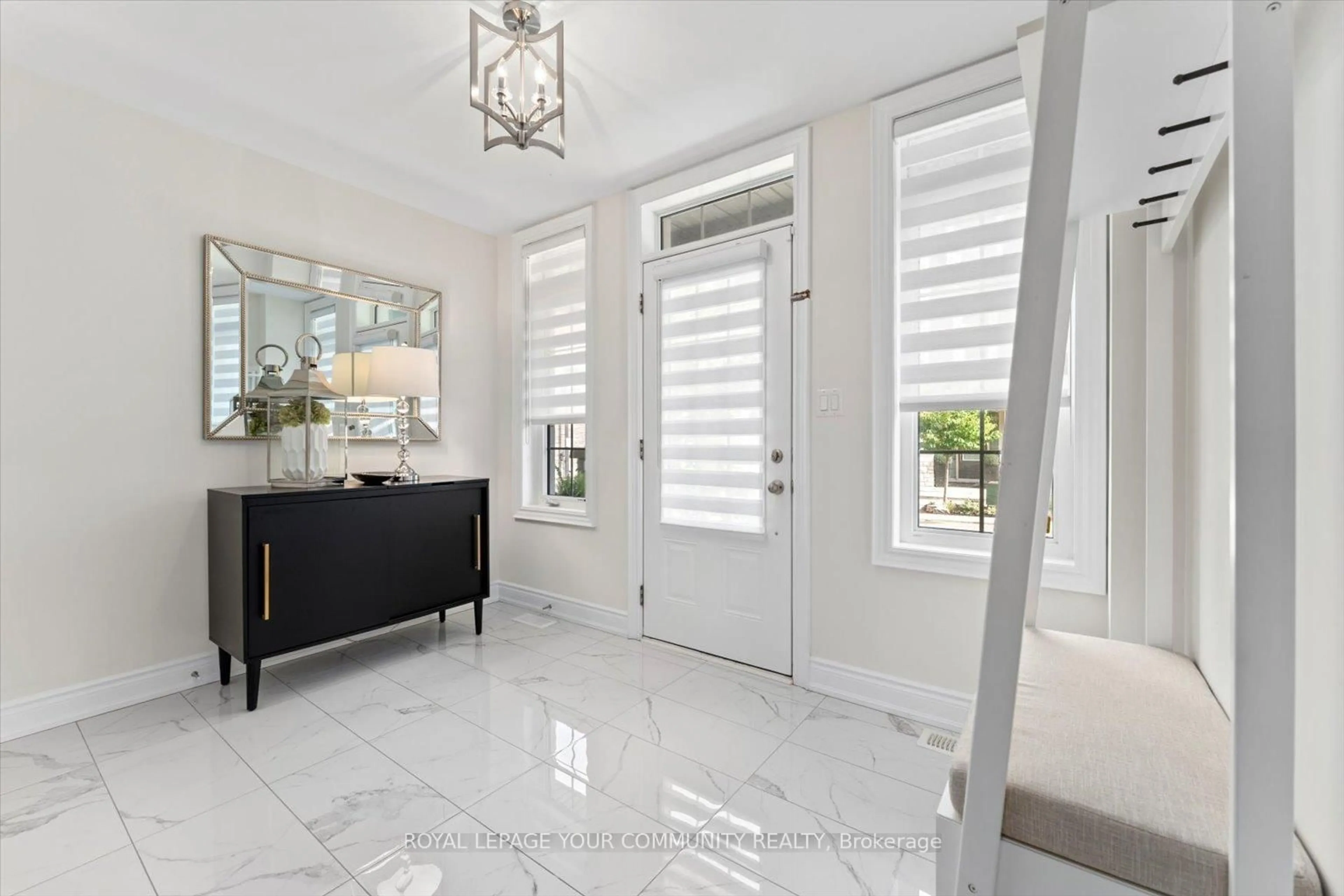 Indoor entryway for 5 Ingleside St, Vaughan Ontario L4L 0H9