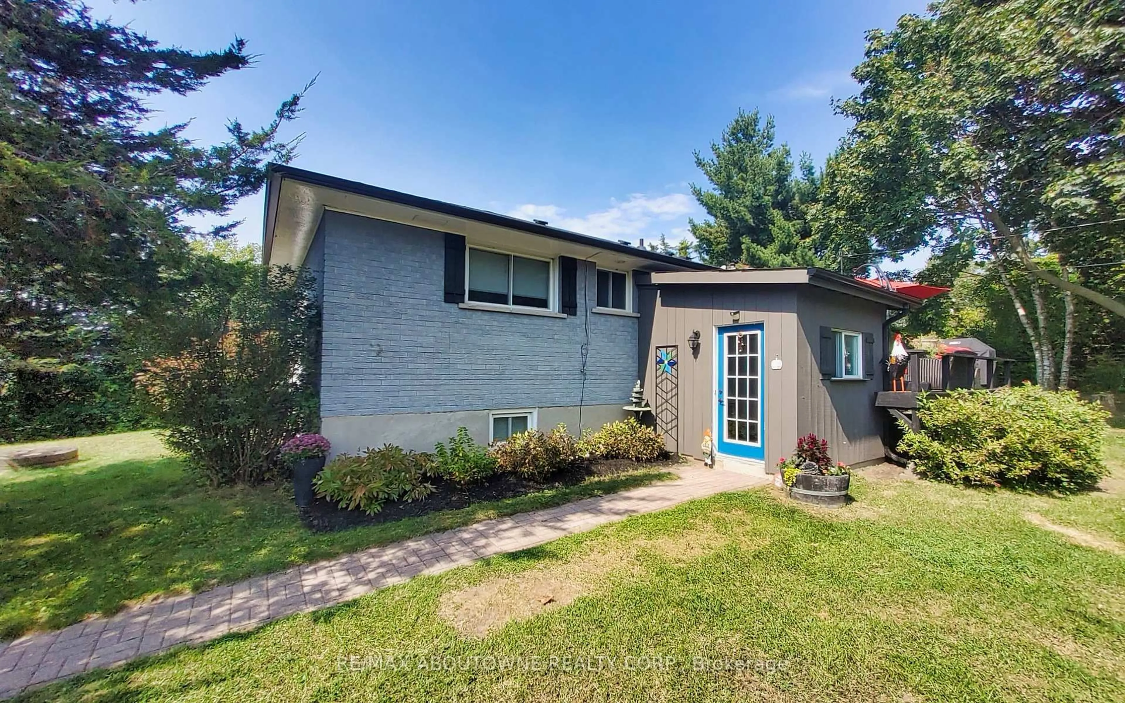 Home with vinyl exterior material, street for 2386 4th Line, Innisfil Ontario L0L 1K0