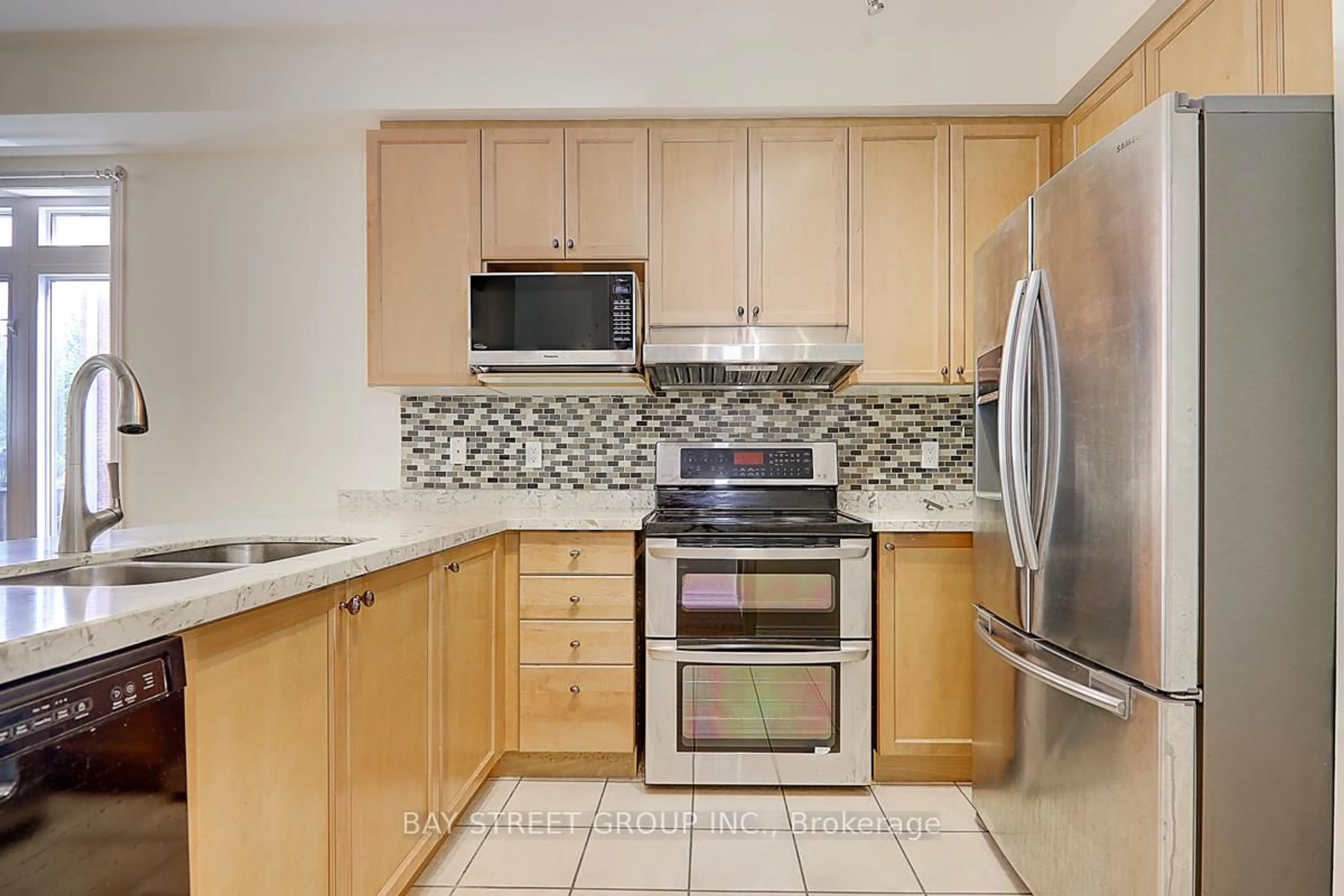 Standard kitchen, ceramic/tile floor for 90 Cabernet Rd, Vaughan Ontario L4J 8X7