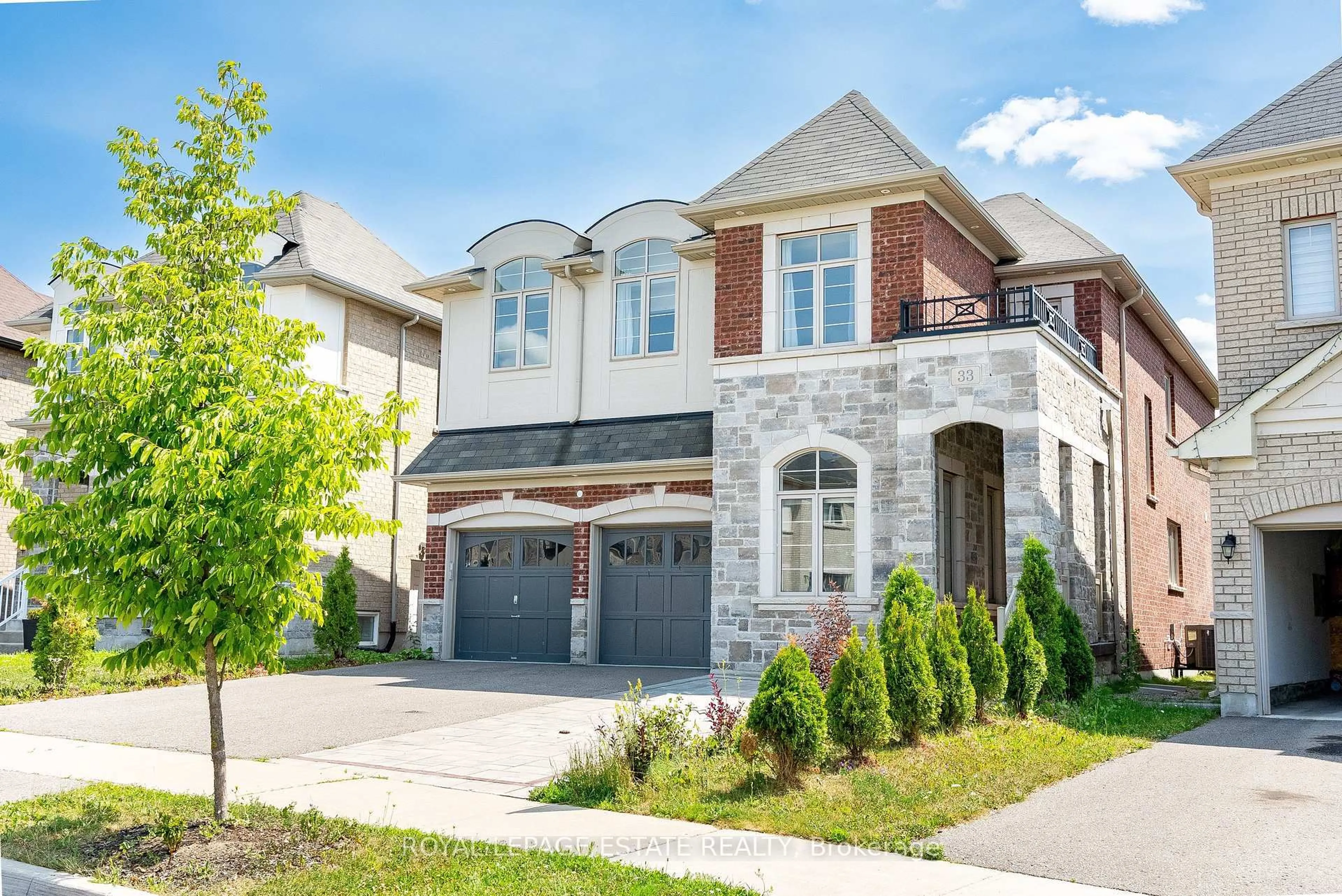 Home with brick exterior material, street for 33 Kavanagh Ave, East Gwillimbury Ontario L0G 1V0