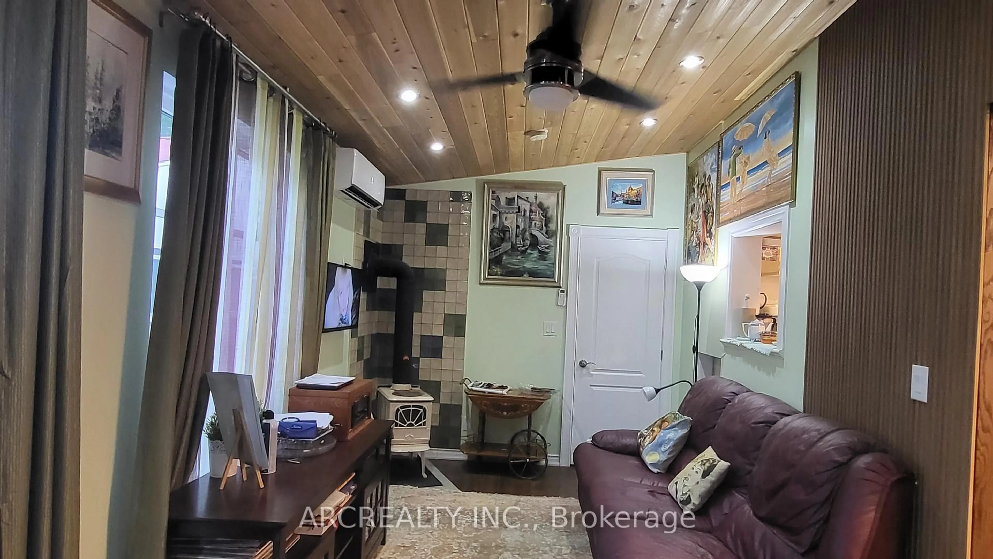 A pic of a room for 24 Chickadee Crt, Georgina Ontario L0E 1N0