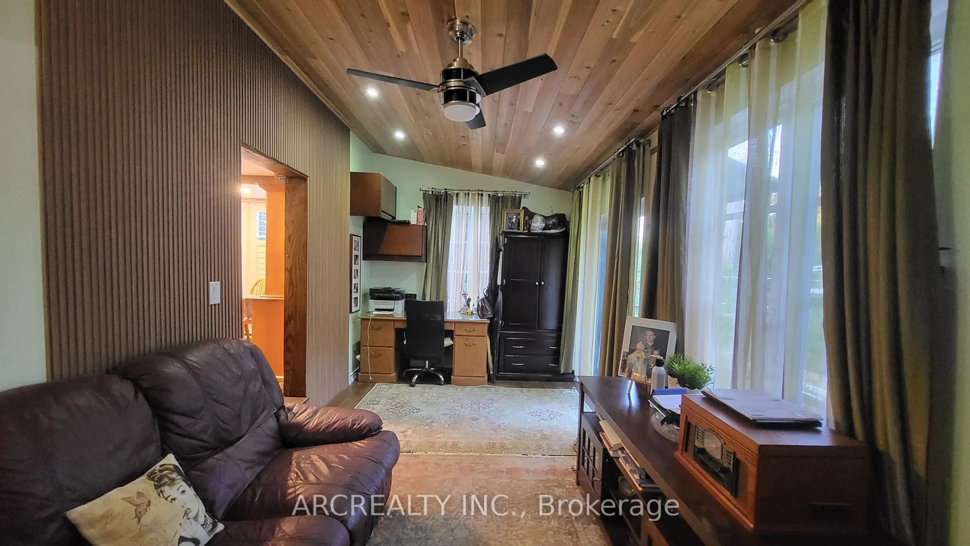 Indoor entryway for 24 Chickadee Crt, Georgina Ontario L0E 1N0
