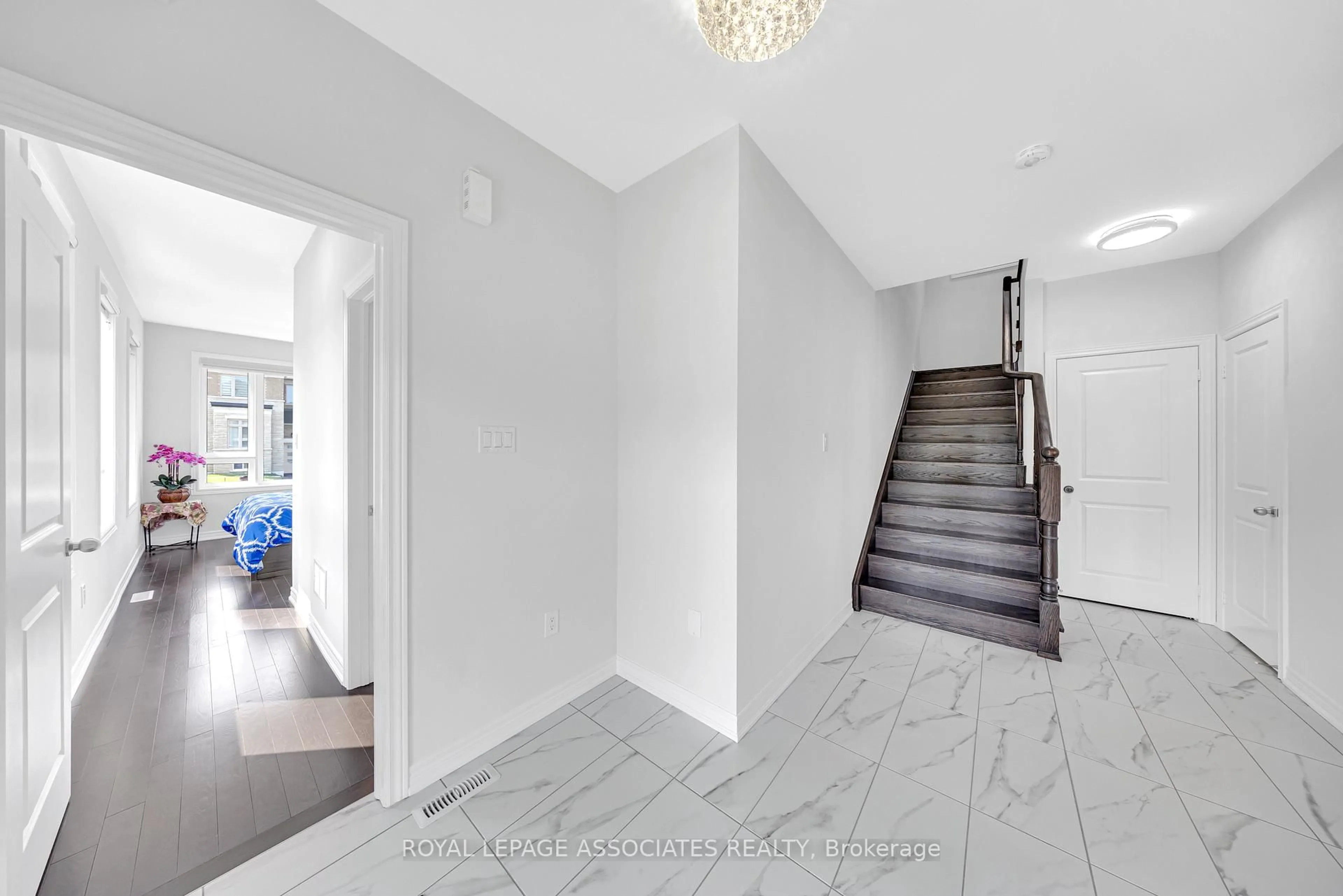 Indoor entryway for 375 Boundary Blvd, Whitchurch-Stouffville Ontario L4A 5E2