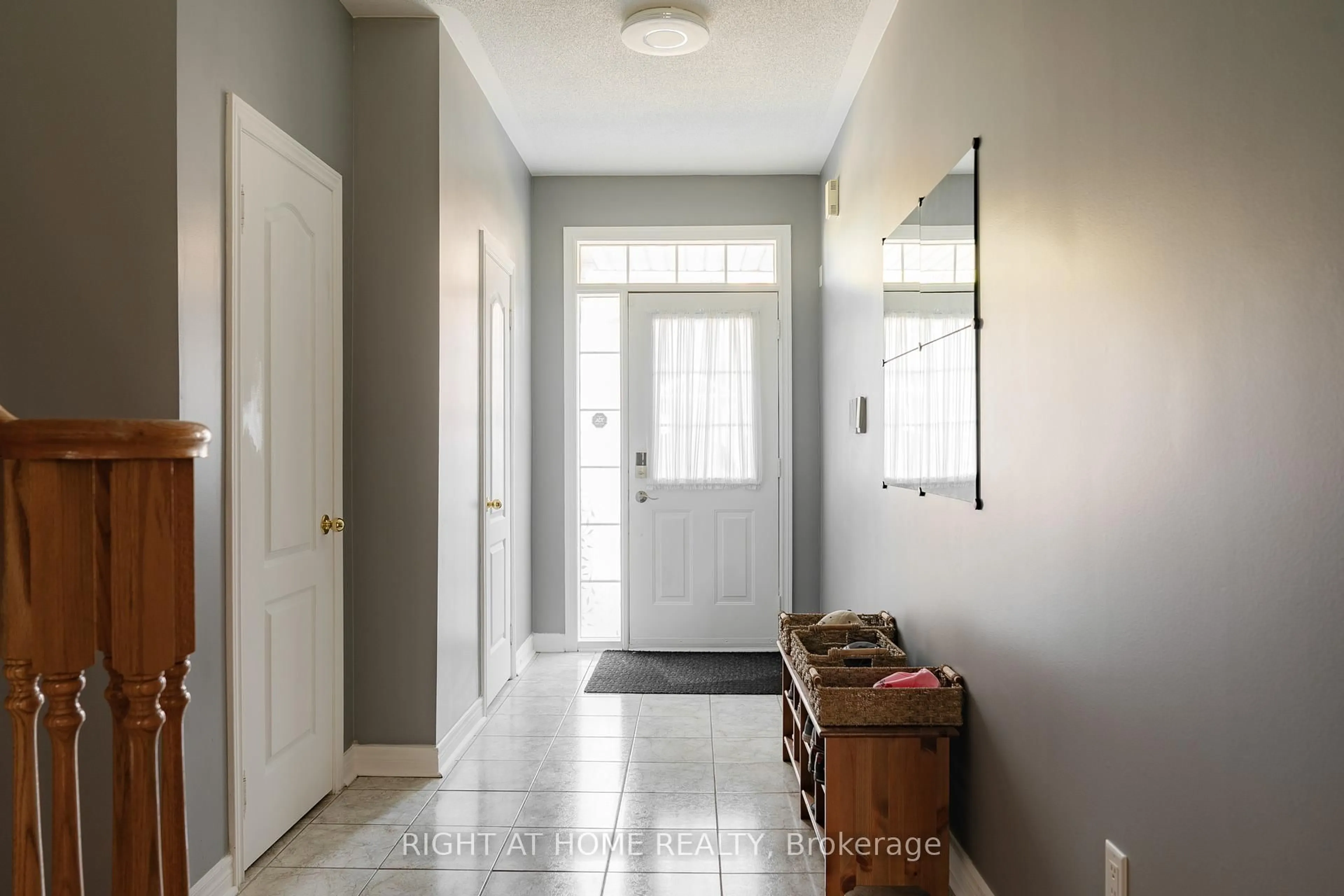 Indoor entryway for 8 Townwood Dr #29, Richmond Hill Ontario L4E 4X9