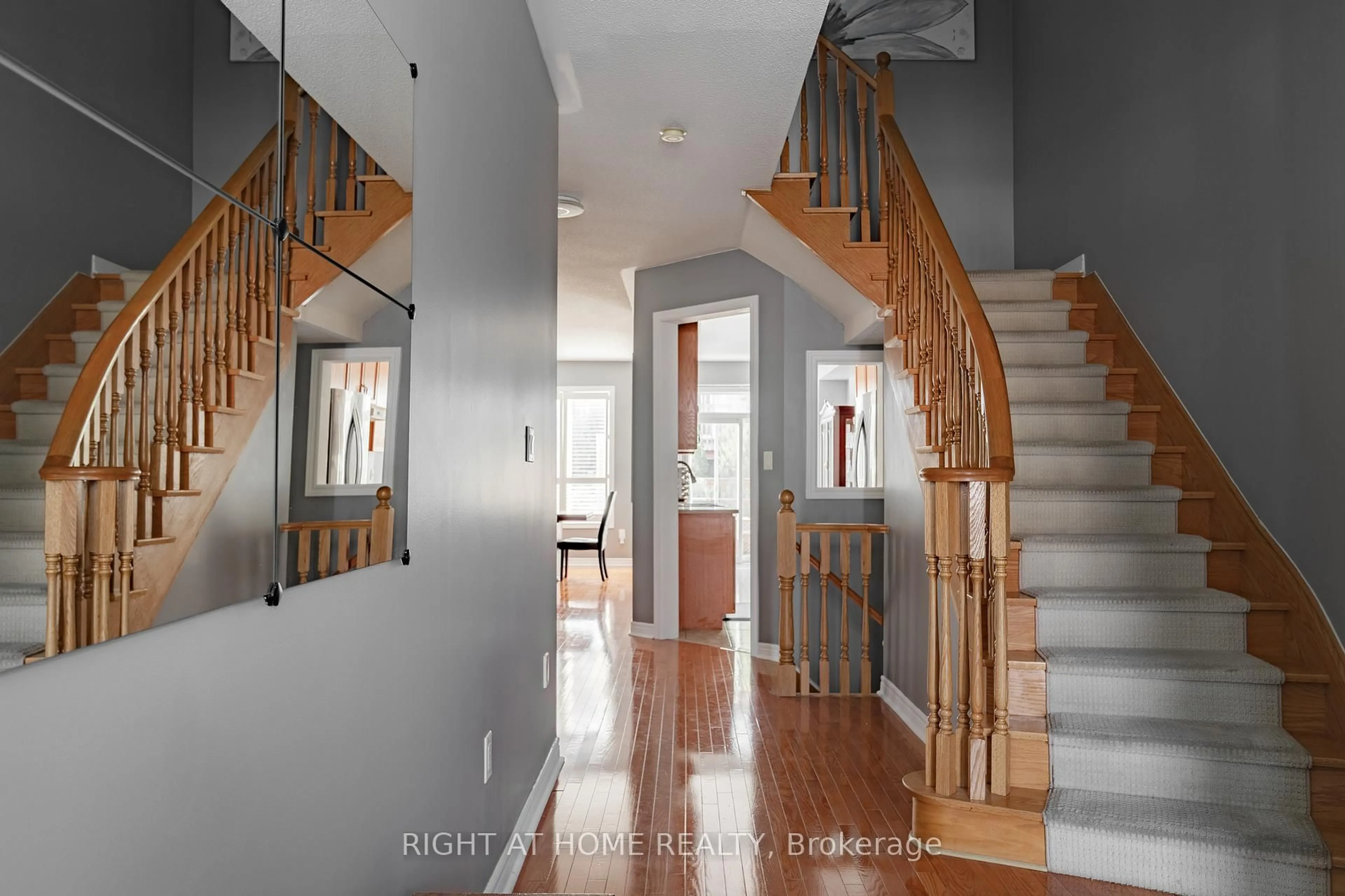Indoor foyer for 8 Townwood Dr #29, Richmond Hill Ontario L4E 4X9