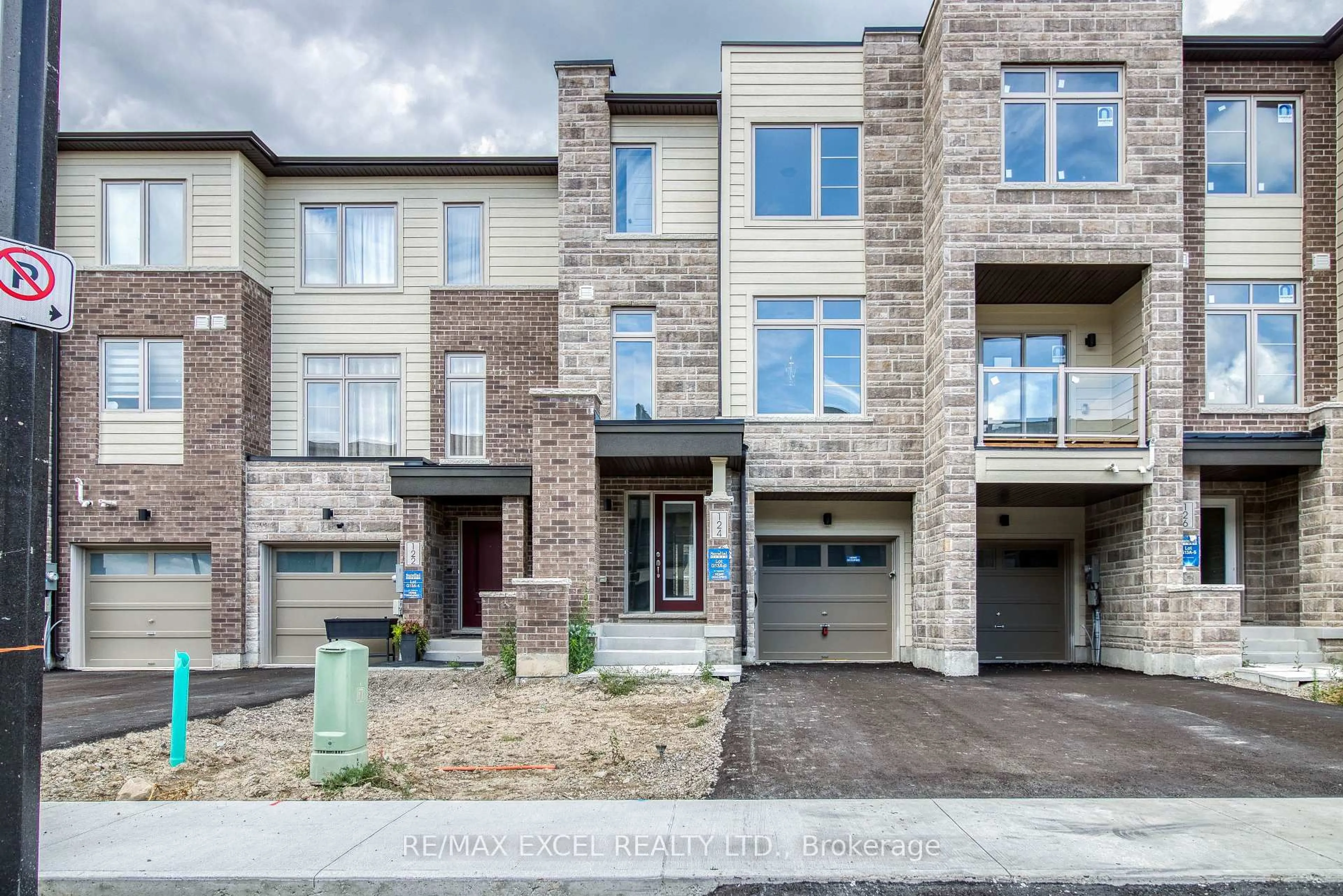 Home with brick exterior material, street for 124 Solstice Circ, Newmarket Ontario L3X 0L7