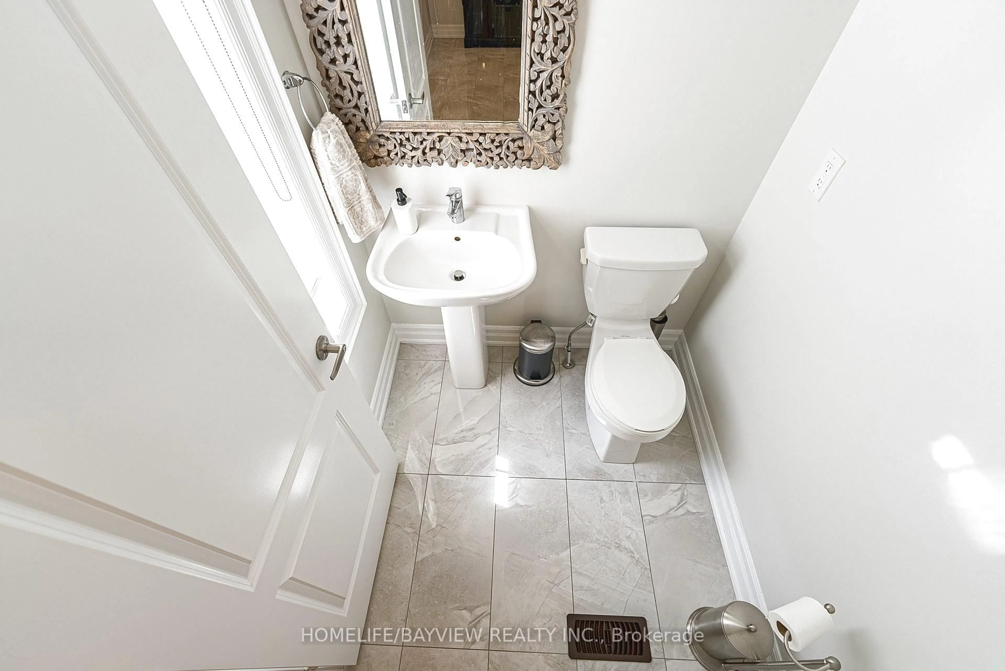 Standard bathroom, ceramic/tile floor for 28 Hamster Cres, Aurora Ontario L4G 3G7