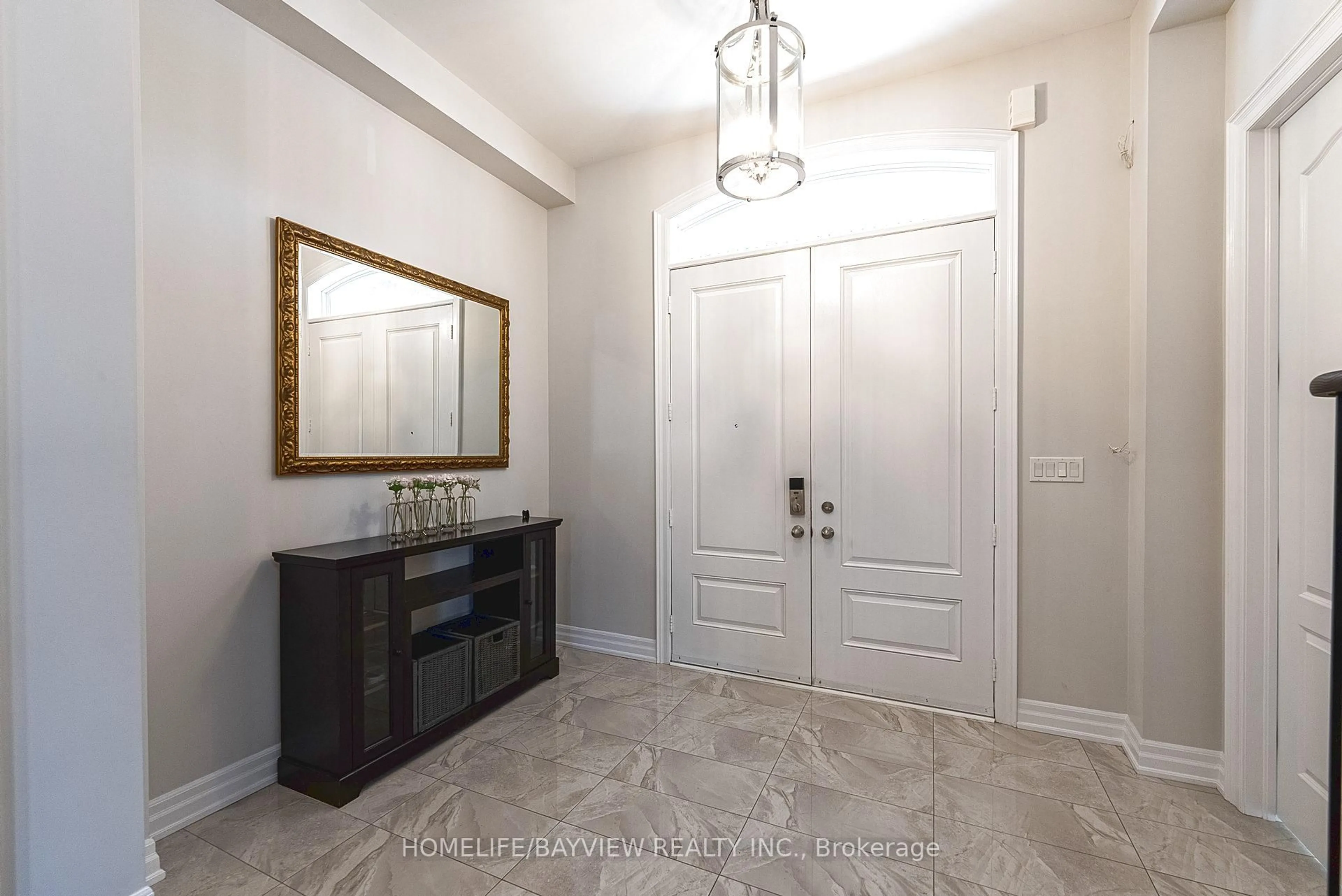Indoor entryway for 28 Hamster Cres, Aurora Ontario L4G 3G7