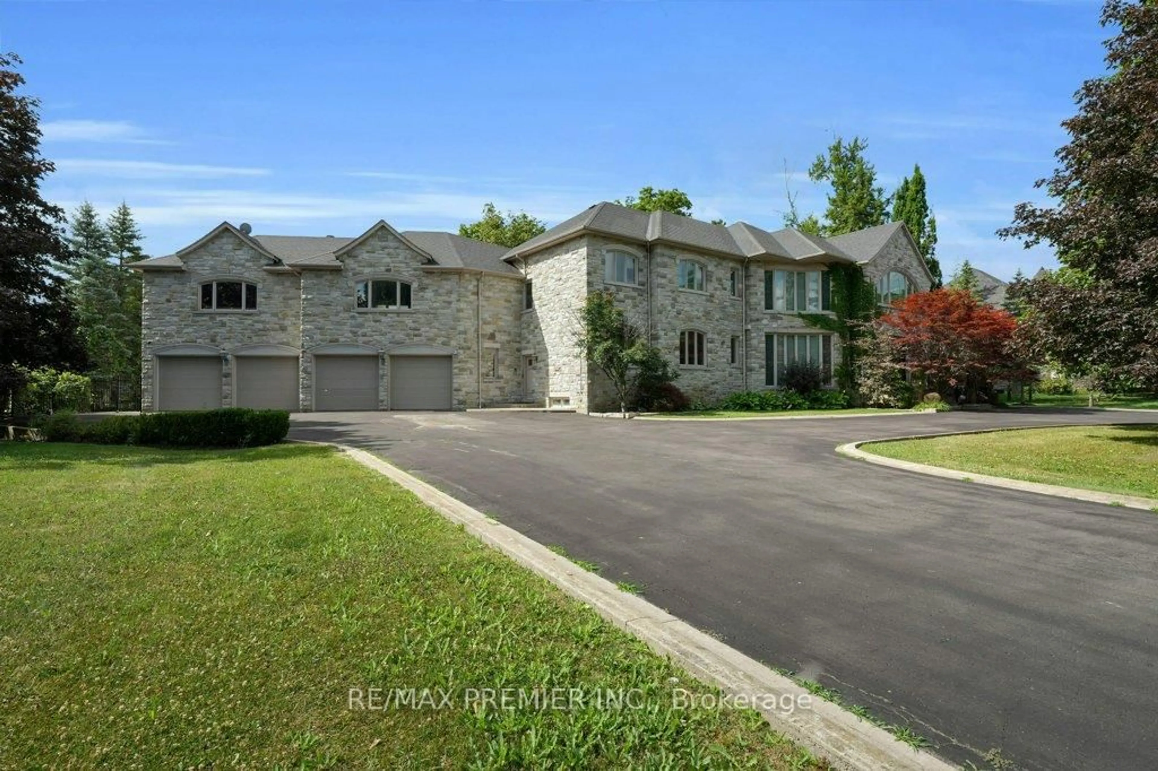 A pic from outside/outdoor area/front of a property/back of a property/a pic from drone, street for 187 Mattucci Crt, Vaughan Ontario L4L 8Z1