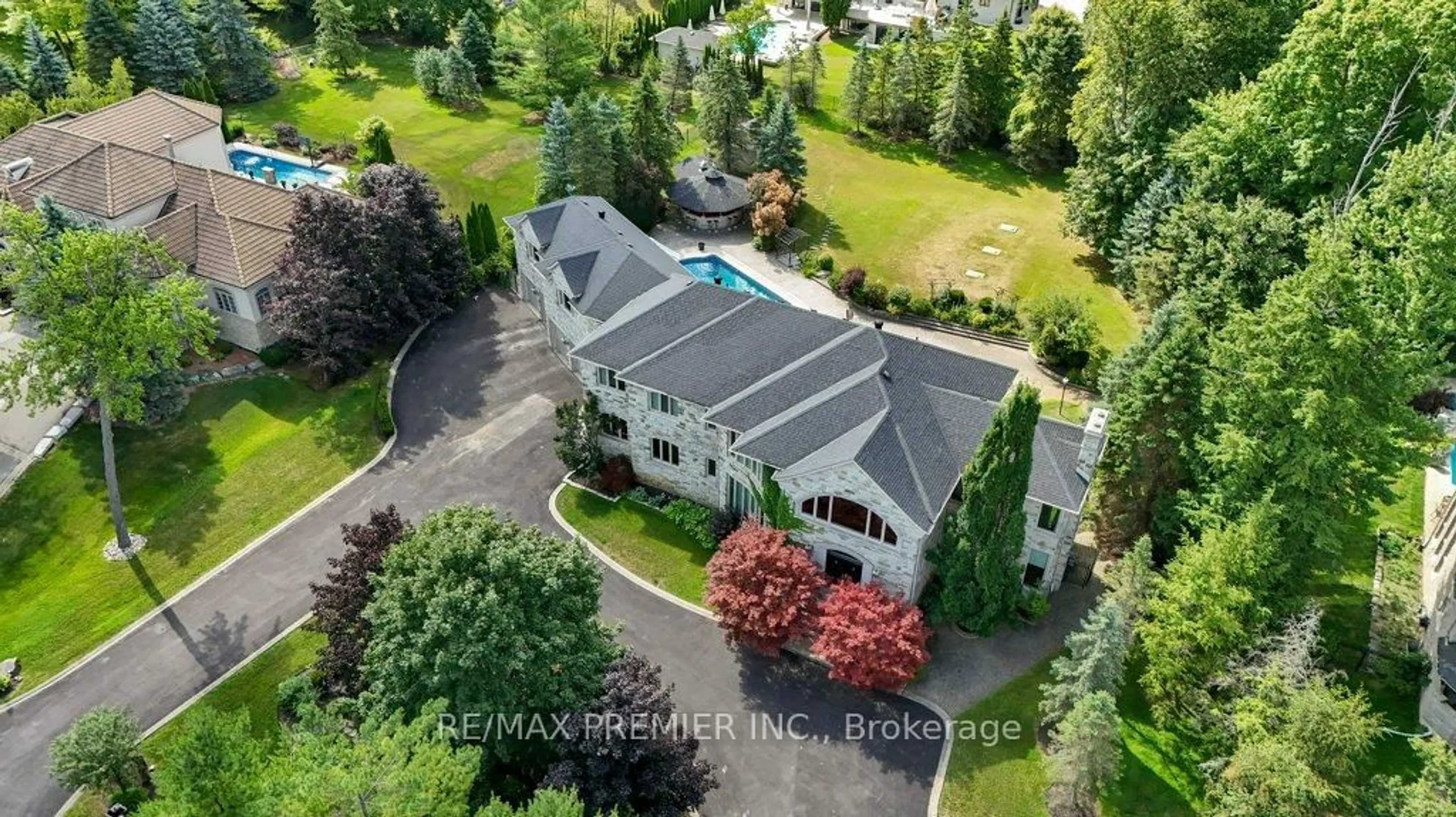 A pic from outside/outdoor area/front of a property/back of a property/a pic from drone, unknown for 187 Mattucci Crt, Vaughan Ontario L4L 8Z1