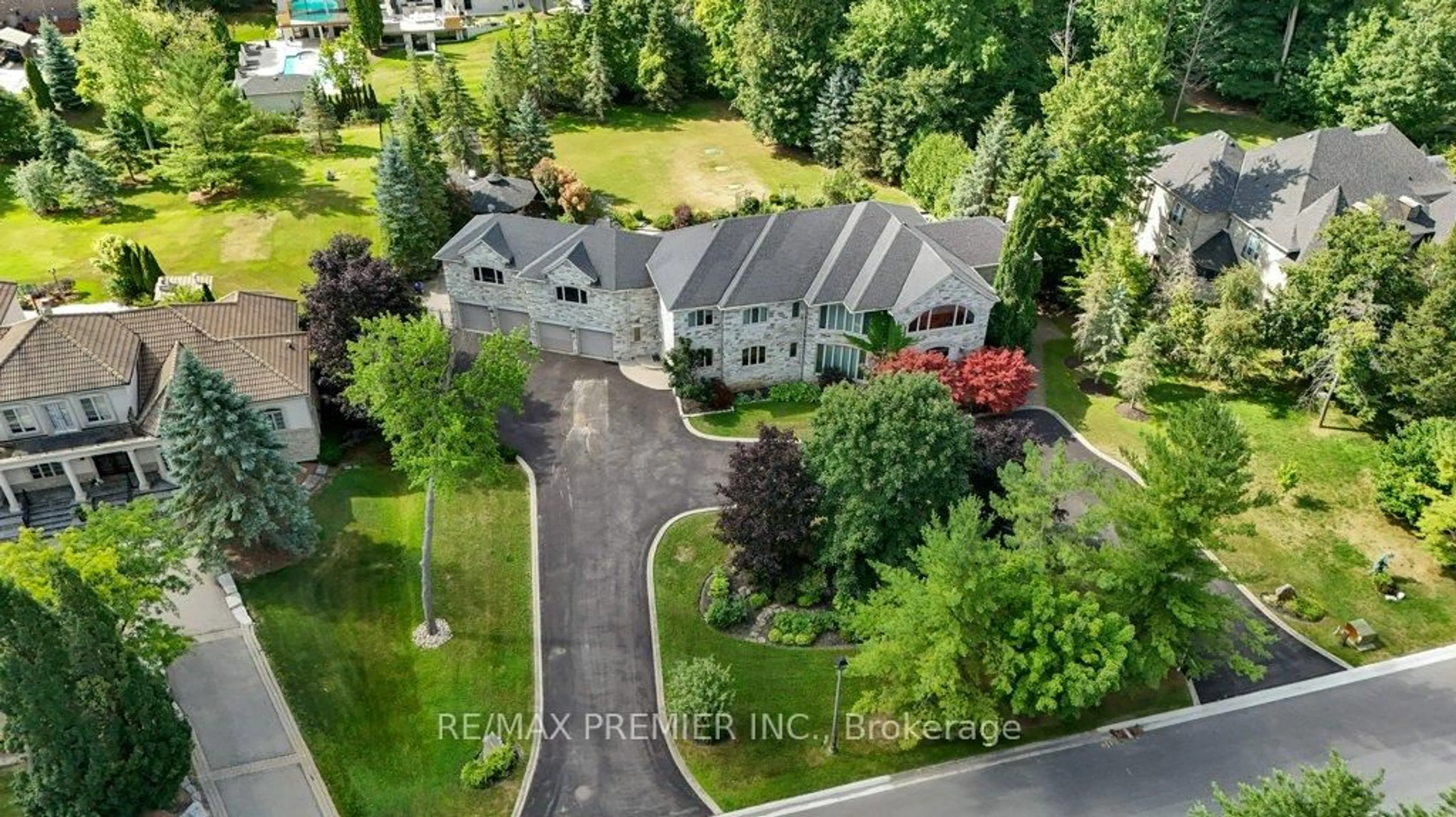 A pic from outside/outdoor area/front of a property/back of a property/a pic from drone, street for 187 Mattucci Crt, Vaughan Ontario L4L 8Z1