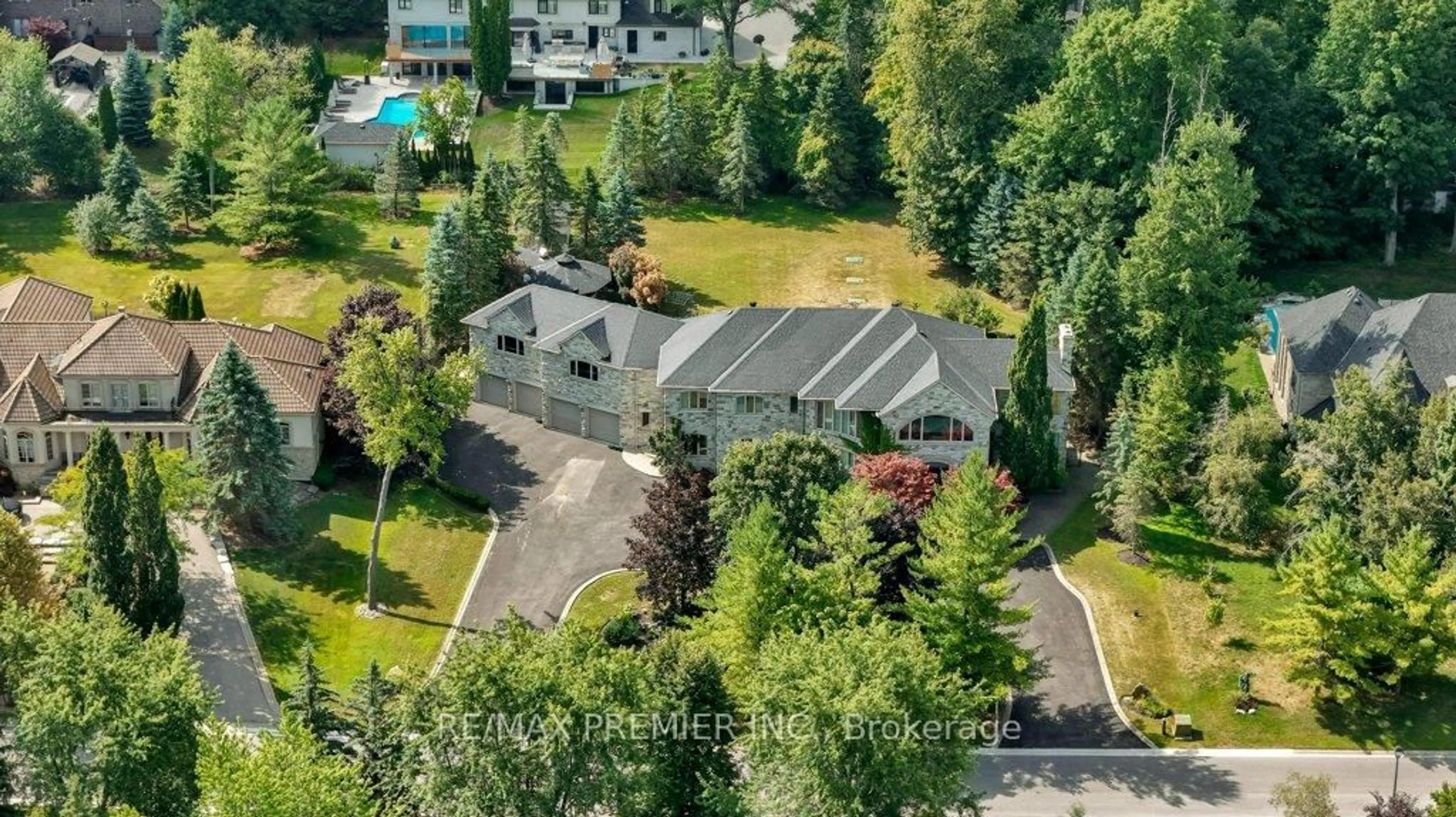 A pic from outside/outdoor area/front of a property/back of a property/a pic from drone, mountain view for 187 Mattucci Crt, Vaughan Ontario L4L 8Z1