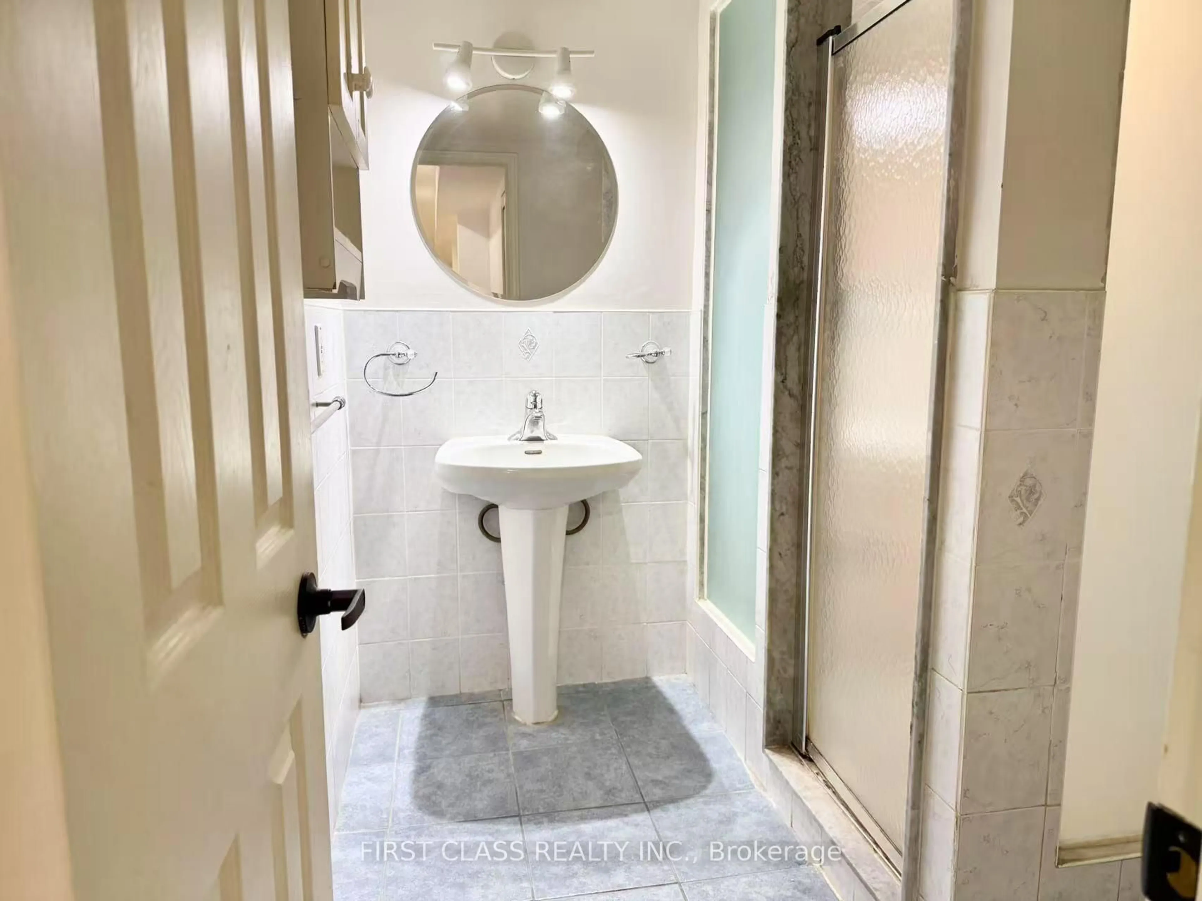 Standard bathroom, ceramic/tile floor for 207 Bur Oak Ave, Markham Ontario L6C 2L6