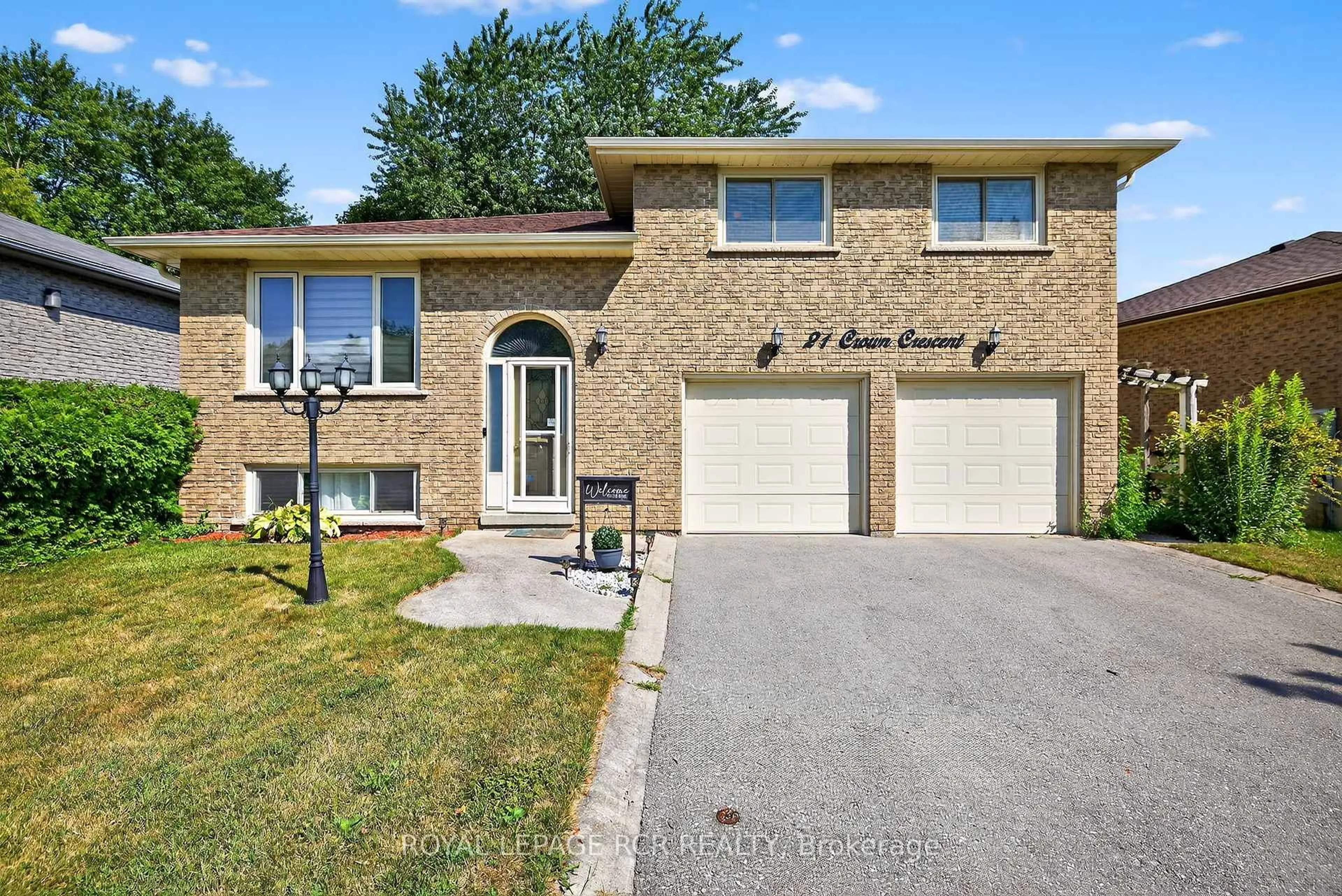 Home with brick exterior material, street for 21 Crown Cres, Bradford West Gwillimbury Ontario L3Z 2M7