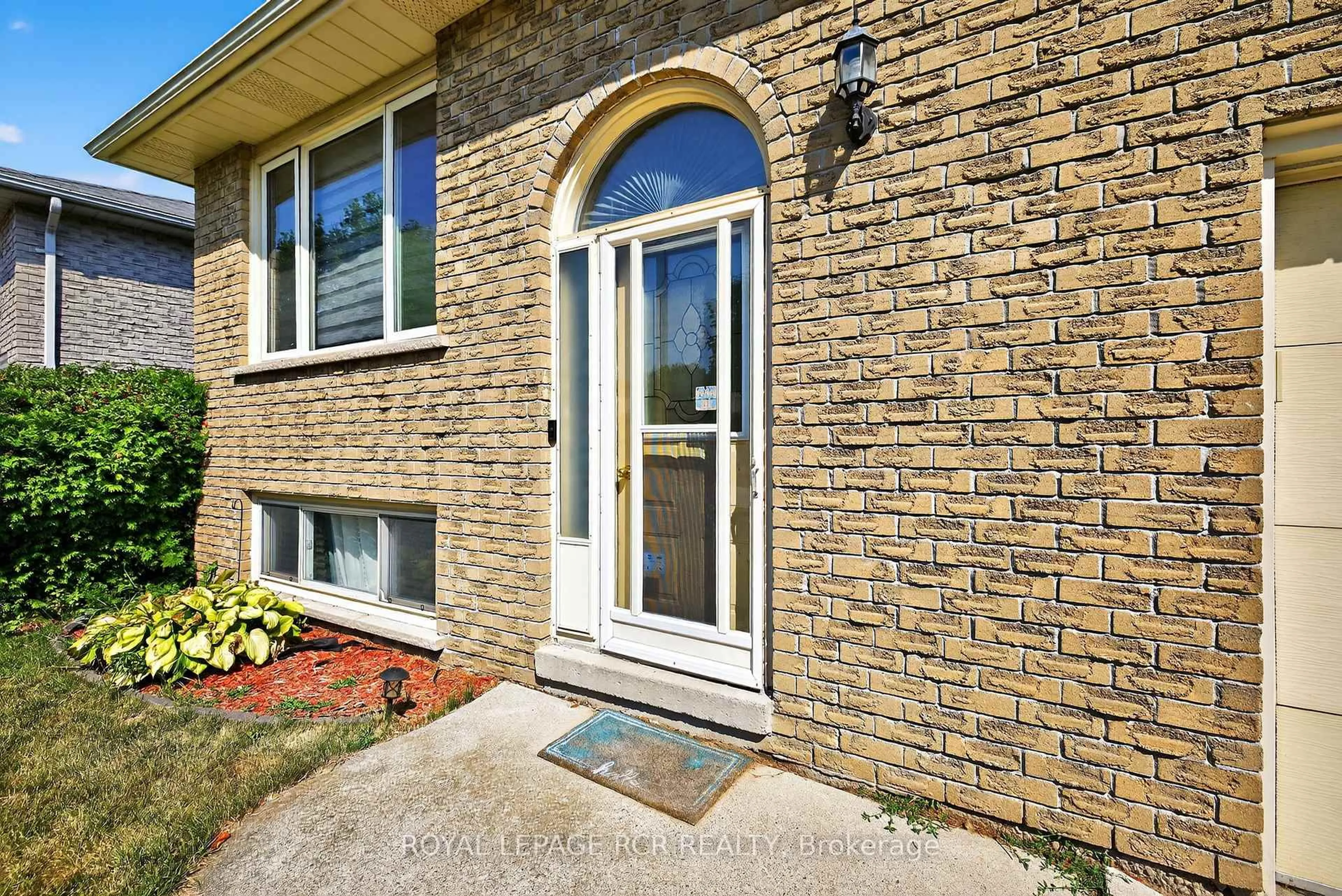 Home with brick exterior material, street for 21 Crown Cres, Bradford West Gwillimbury Ontario L3Z 2M7