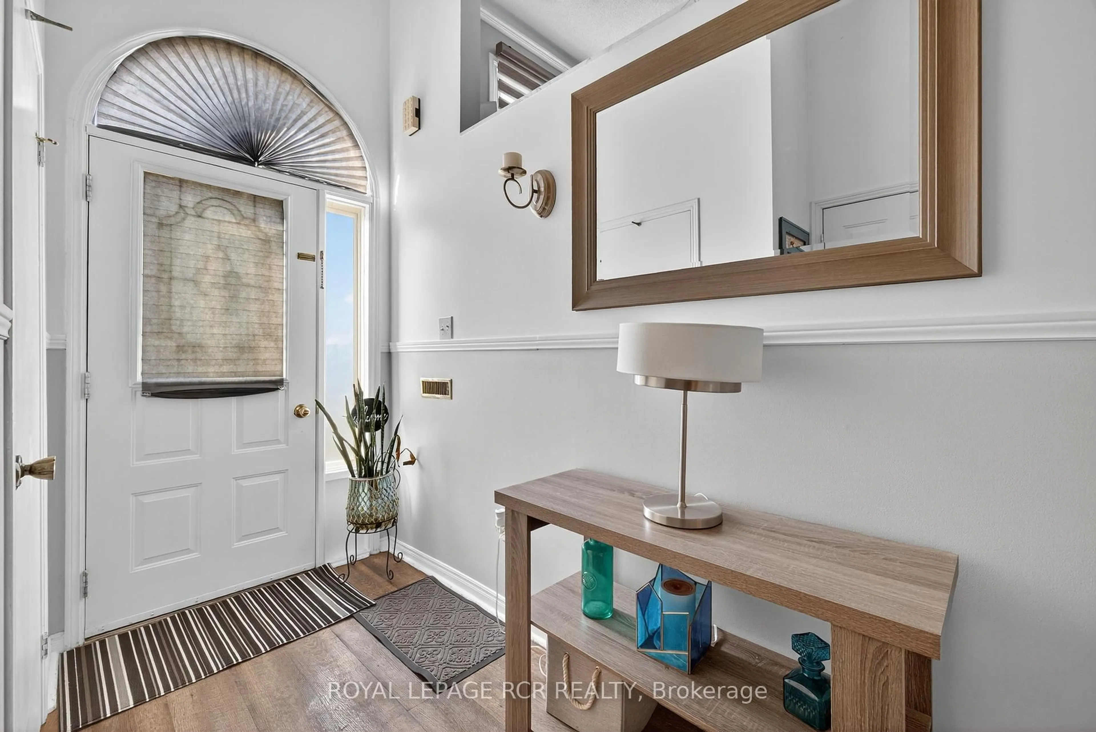 Indoor entryway for 21 Crown Cres, Bradford West Gwillimbury Ontario L3Z 2M7