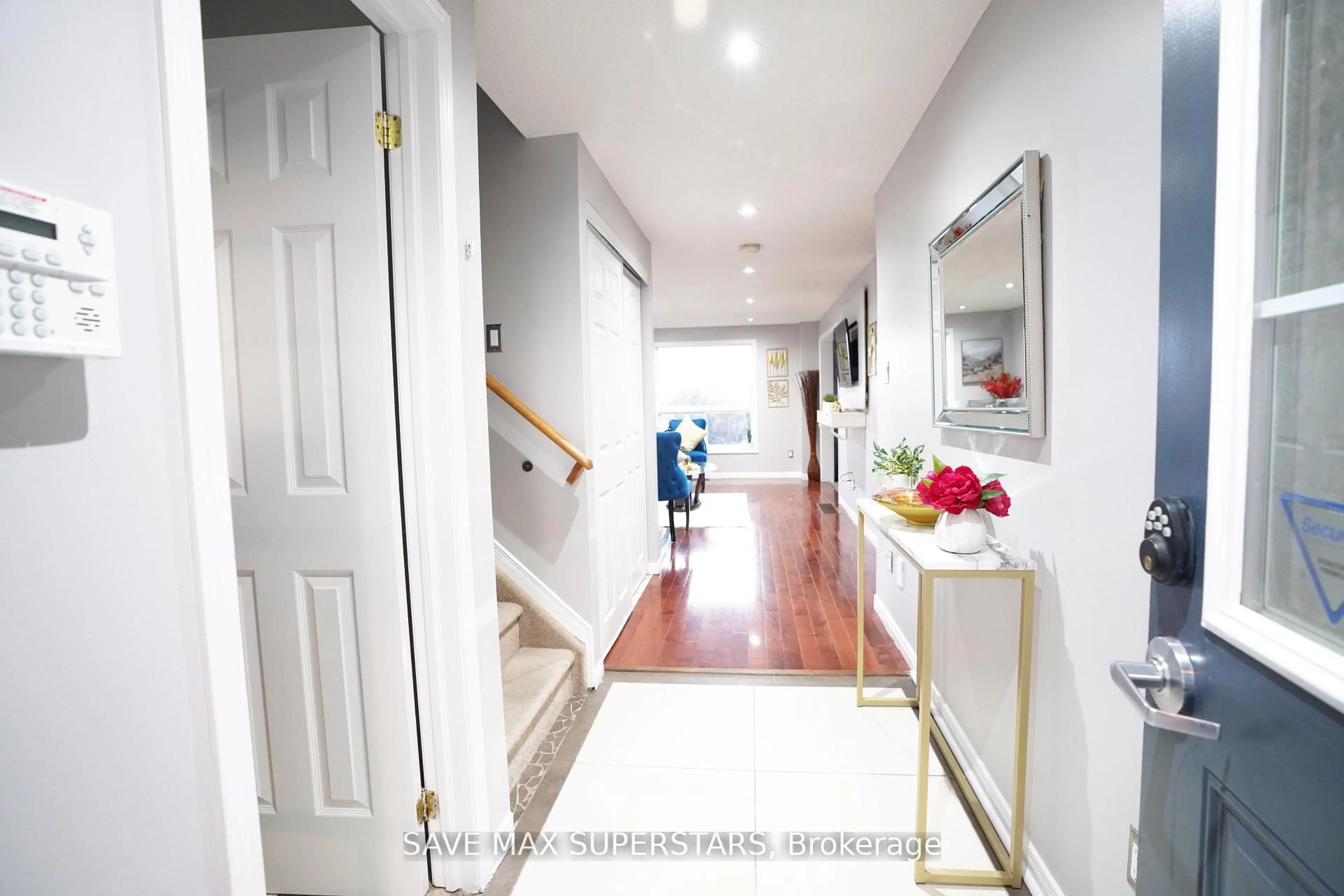 Indoor entryway for 2023 SWAN St, Innisfil Ontario L9S 0B5