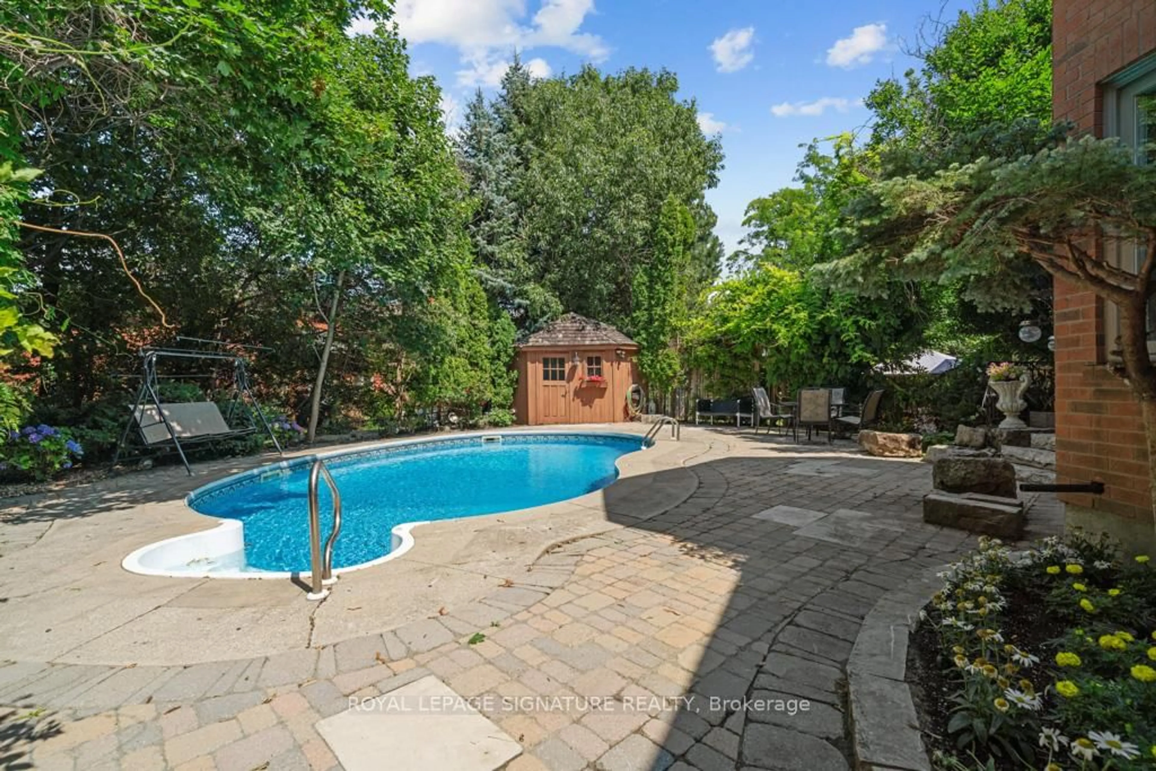 Pool for 95 Shaftsbury Ave, Richmond Hill Ontario L4C 0G4
