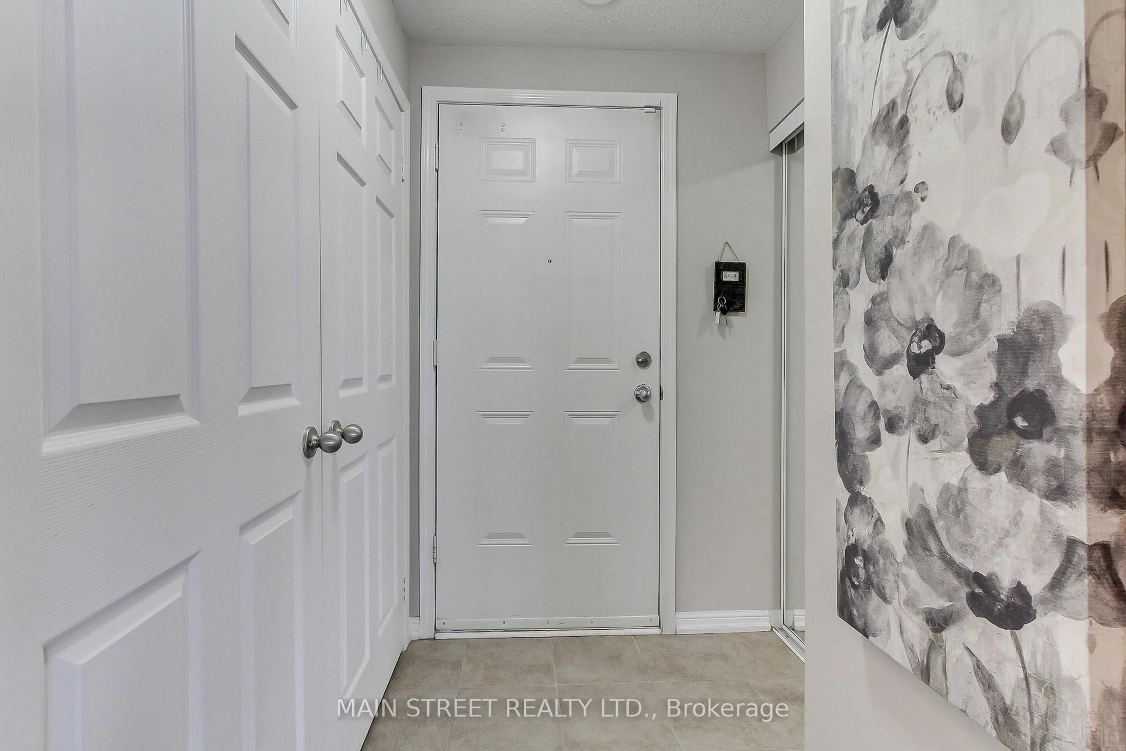 Indoor entryway for 15949 Bayview Ave, Aurora Ontario L4G 0S3