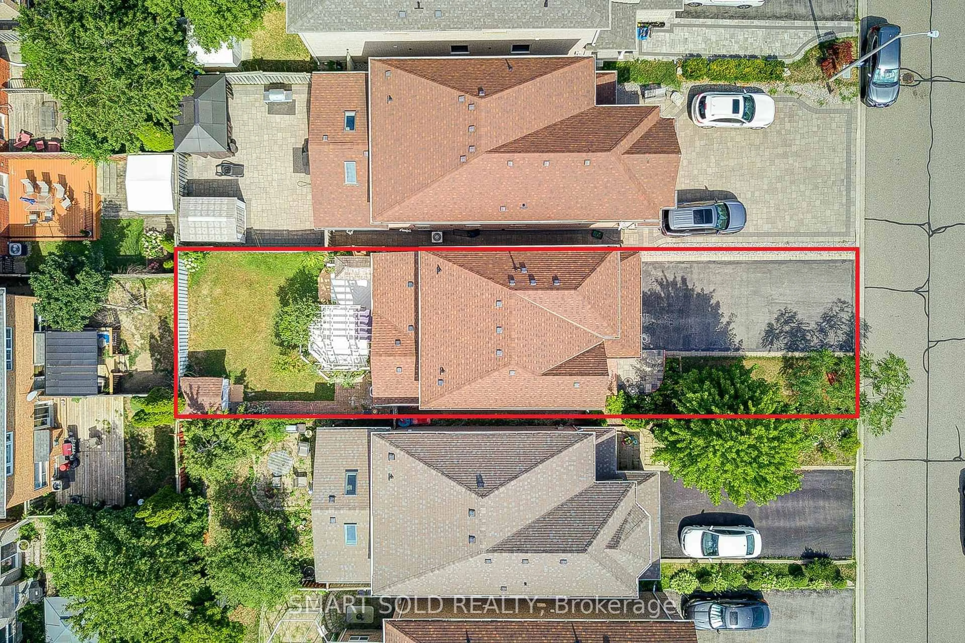 A pic from outside/outdoor area/front of a property/back of a property/a pic from drone, street for 40 Tuscana Blvd, Vaughan Ontario L4K 5J2