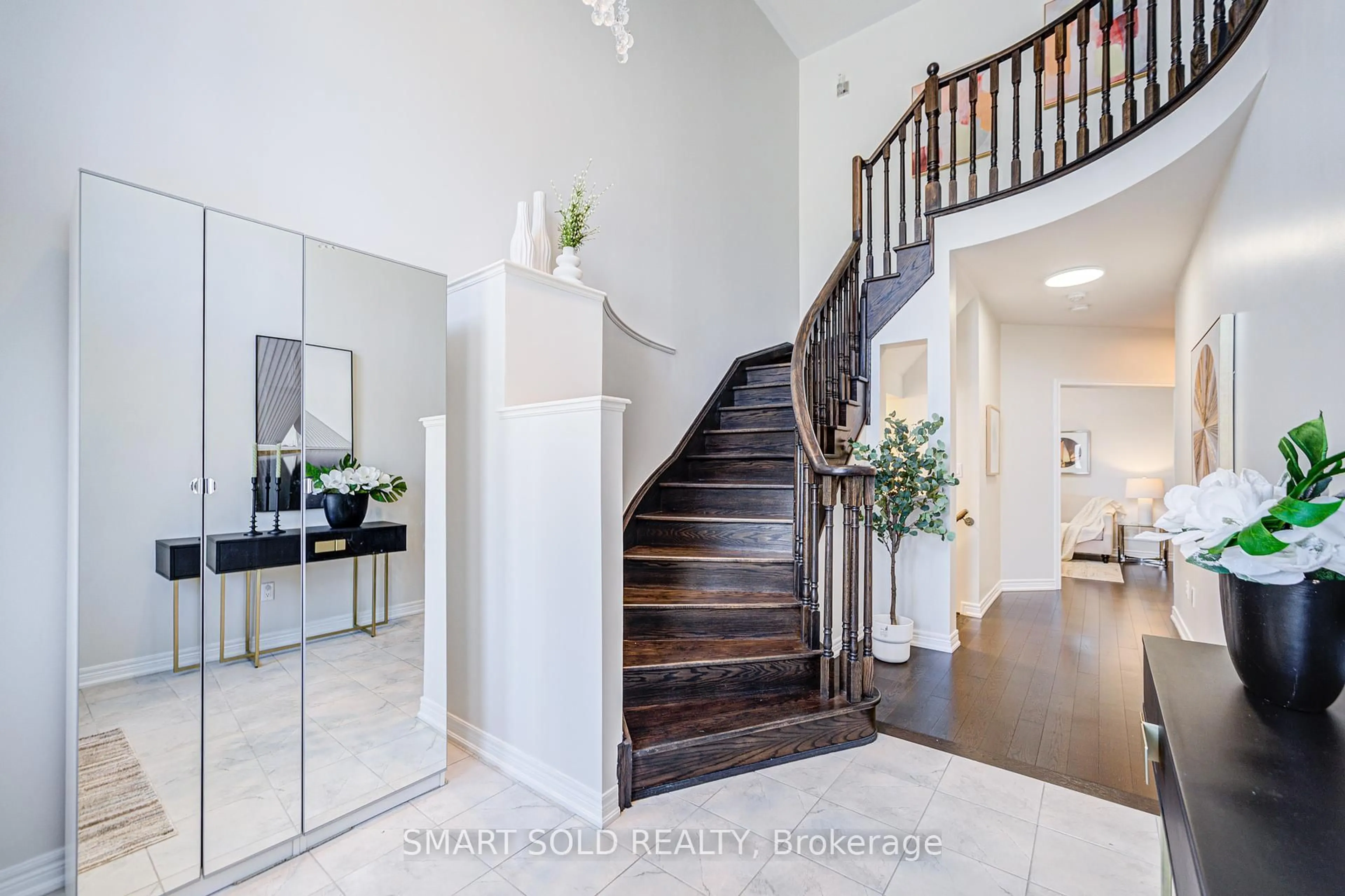 Indoor entryway for 713 Prest Way, Newmarket Ontario L3X 0J5