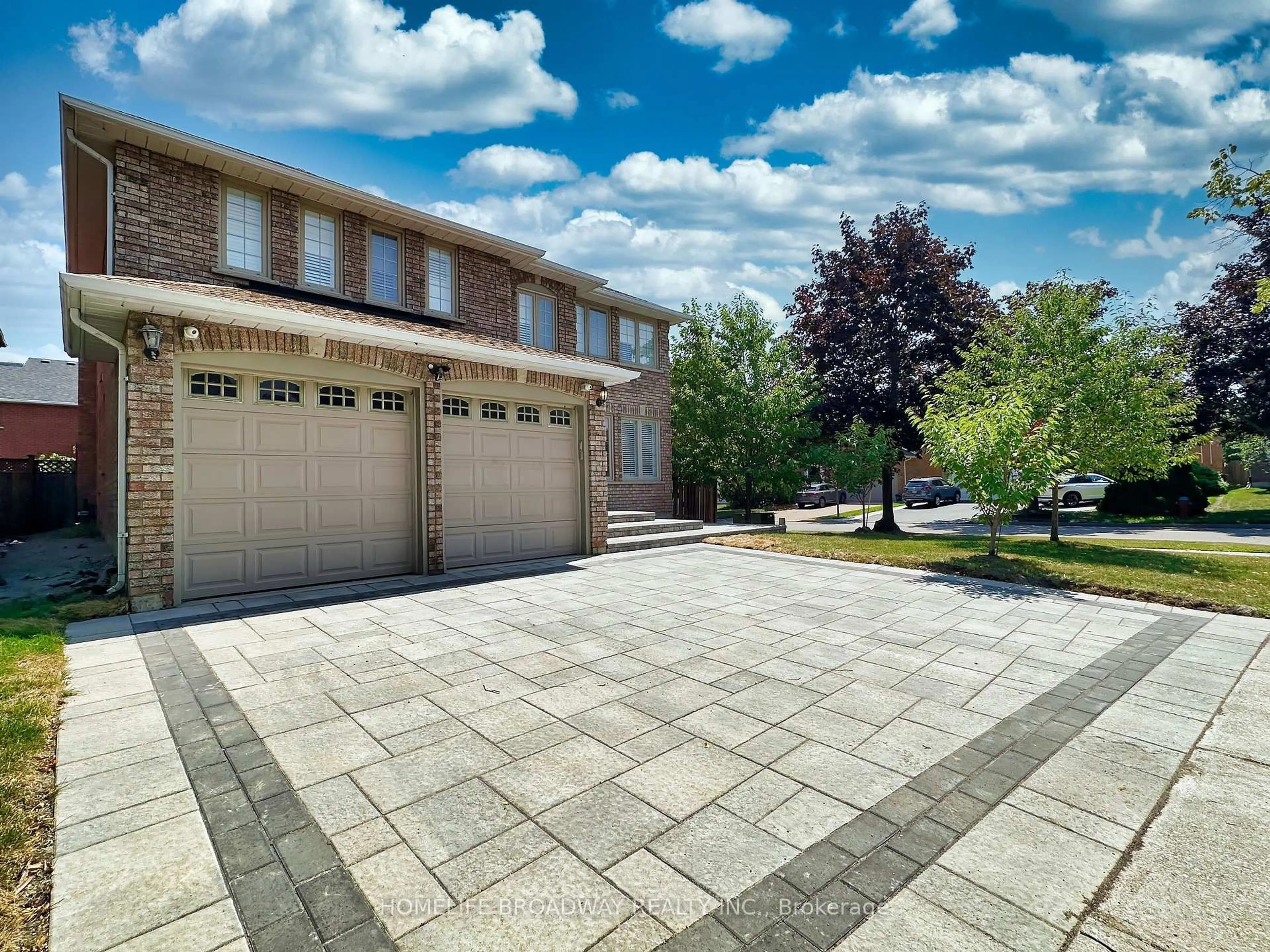 A pic from outside/outdoor area/front of a property/back of a property/a pic from drone, street for 1 Hearthstone Cres, Richmond Hill Ontario L4B 3E2