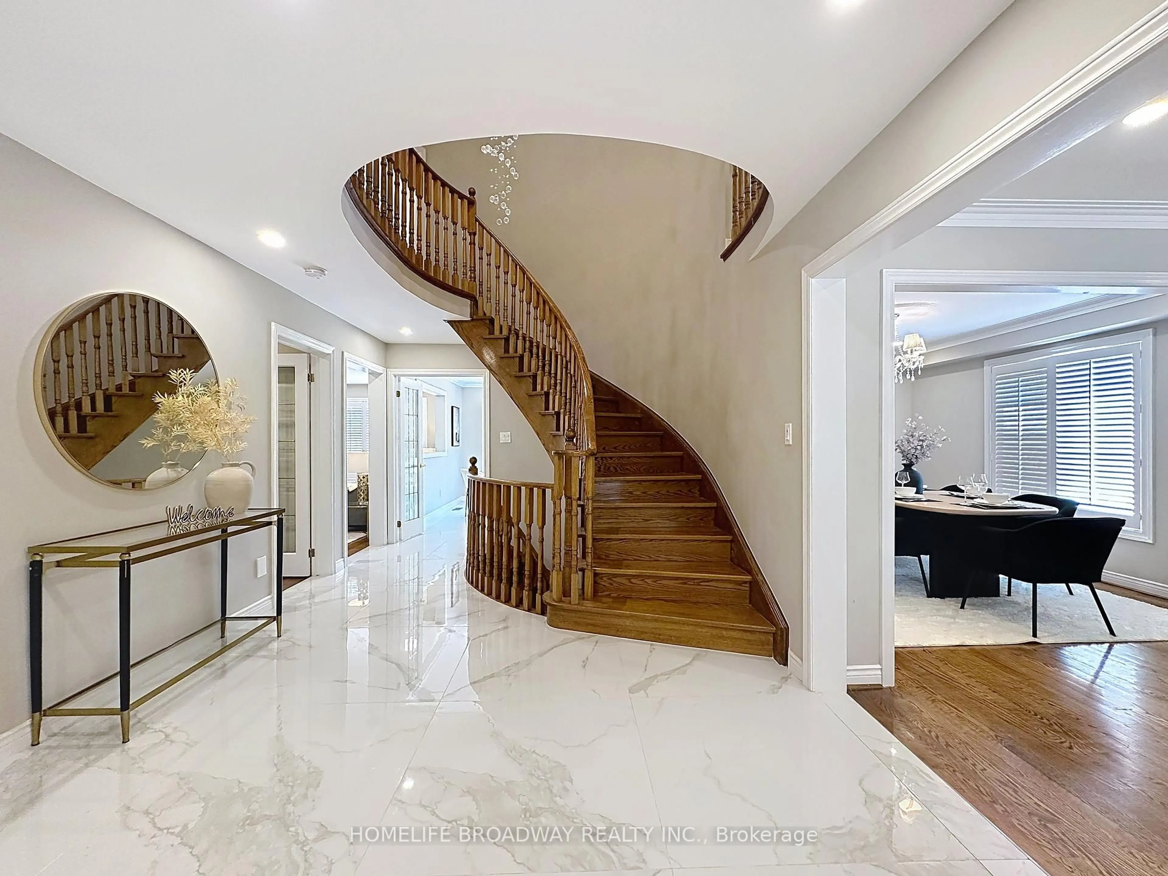 Indoor foyer for 1 Hearthstone Cres, Richmond Hill Ontario L4B 3E2