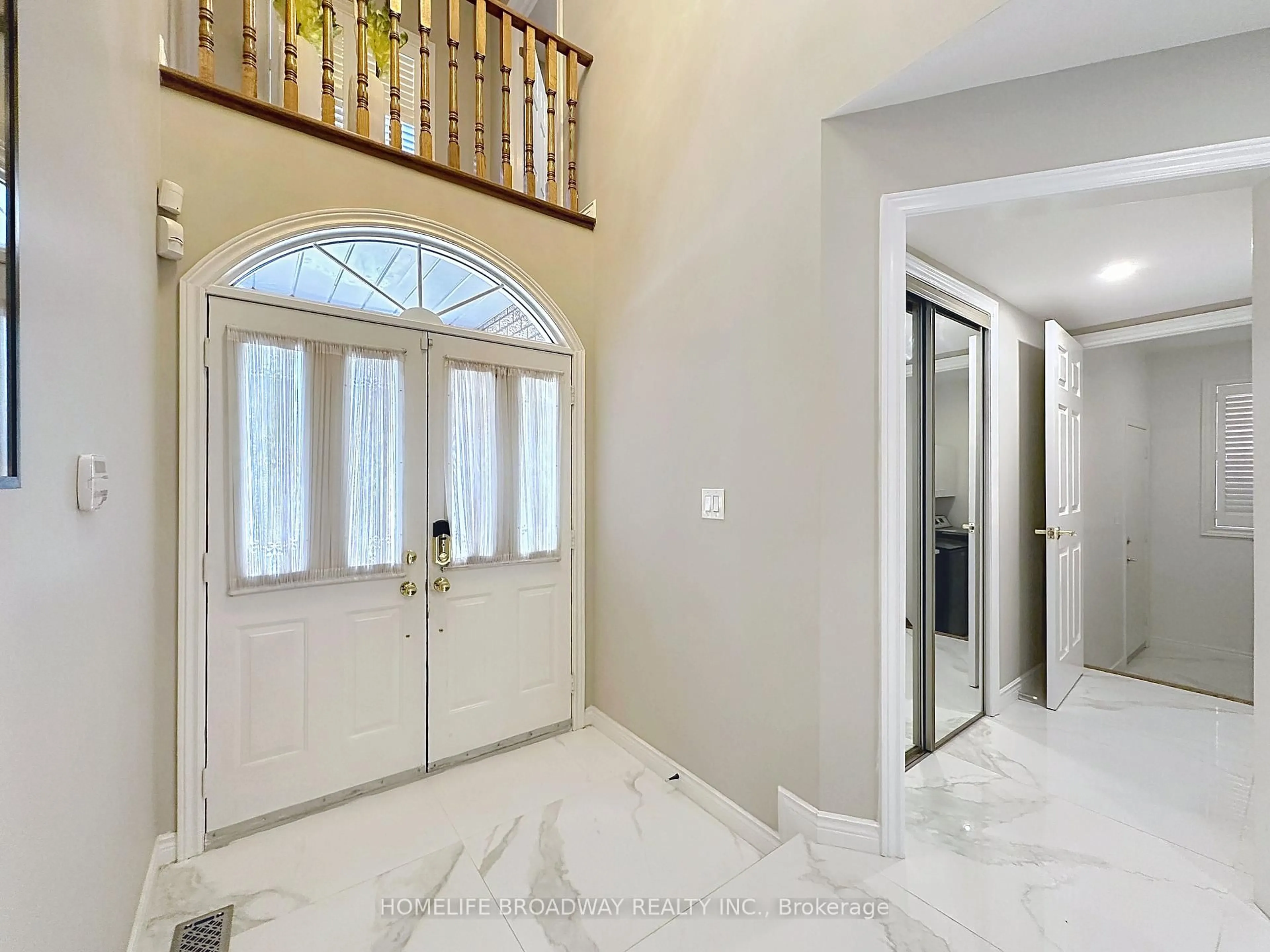 Indoor entryway for 1 Hearthstone Cres, Richmond Hill Ontario L4B 3E2