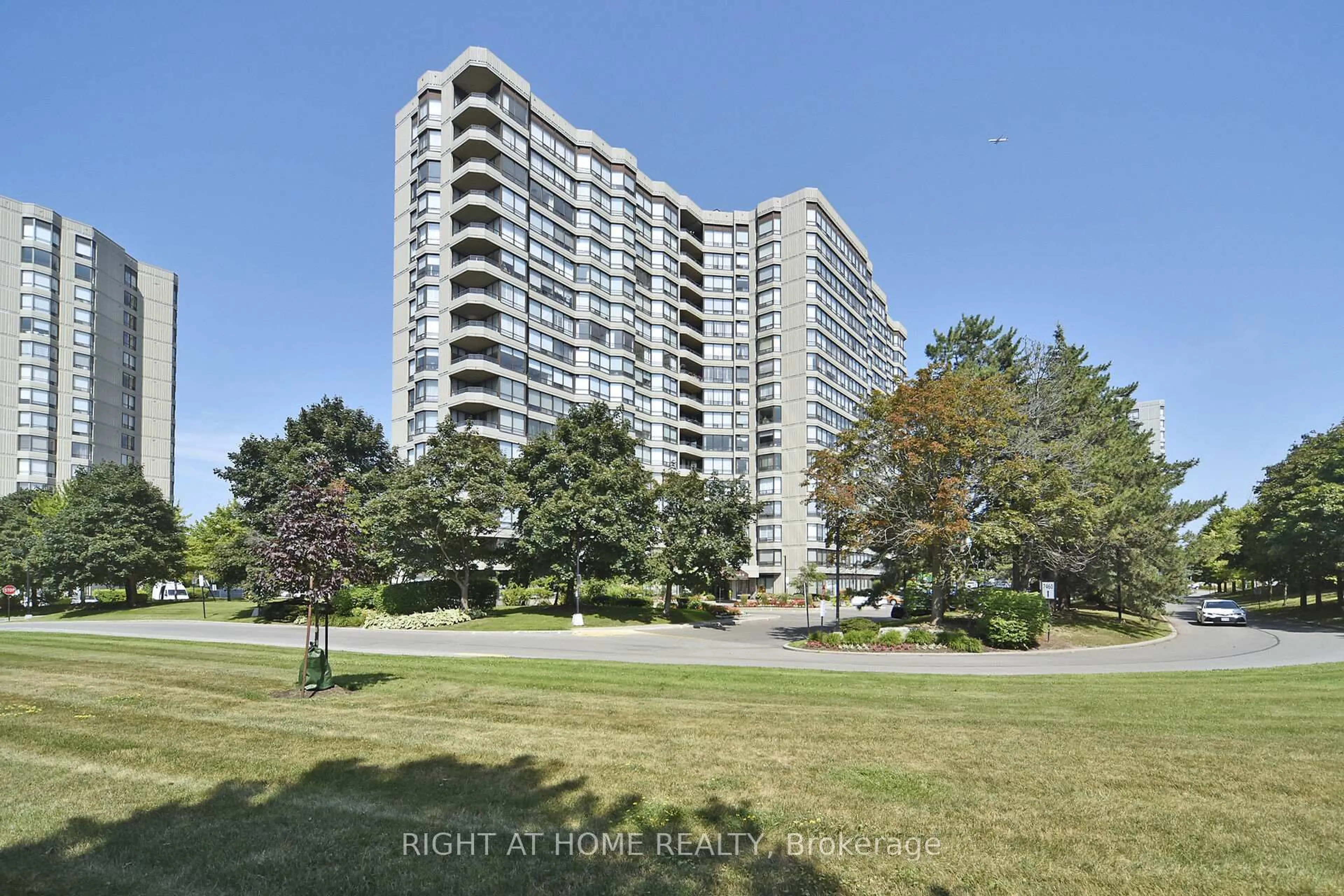 A pic from outside/outdoor area/front of a property/back of a property/a pic from drone, water/lake/river/ocean view for 7440 Bathurst St #314, Vaughan Ontario L4J 7K8