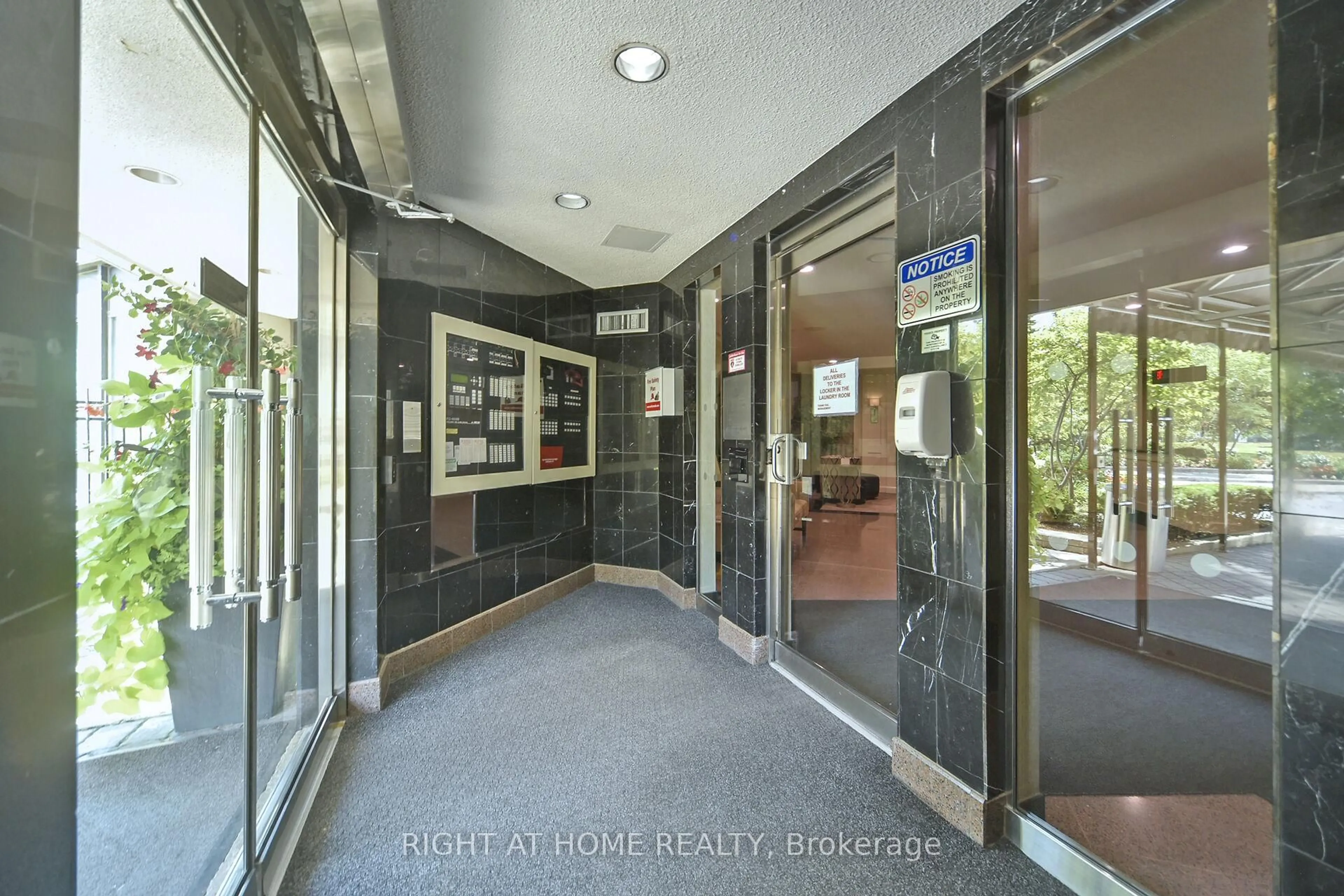 Indoor foyer for 7440 Bathurst St #314, Vaughan Ontario L4J 7K8