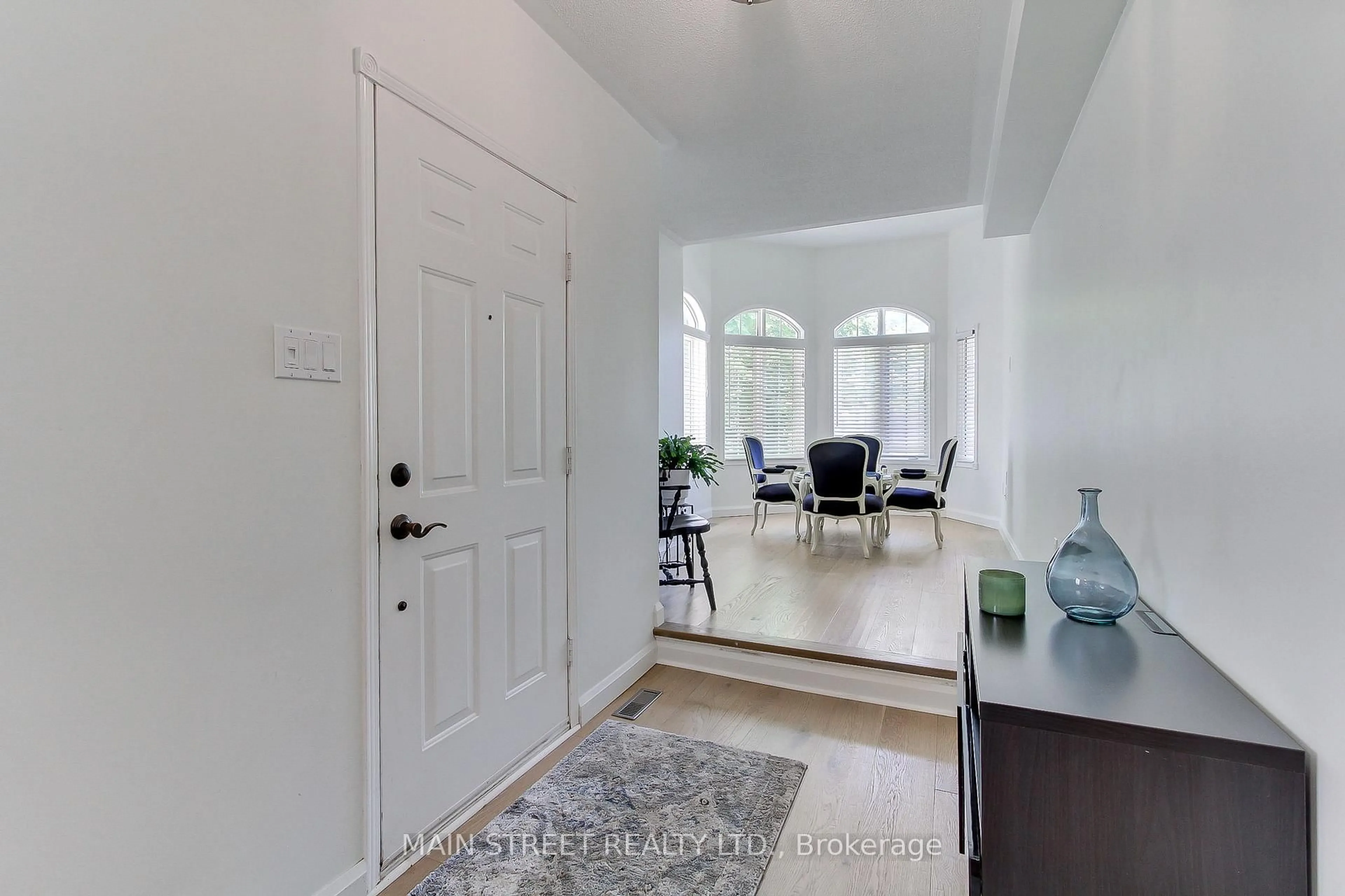 Indoor entryway for 228 Warner Cres, Newmarket Ontario L3X 2C7