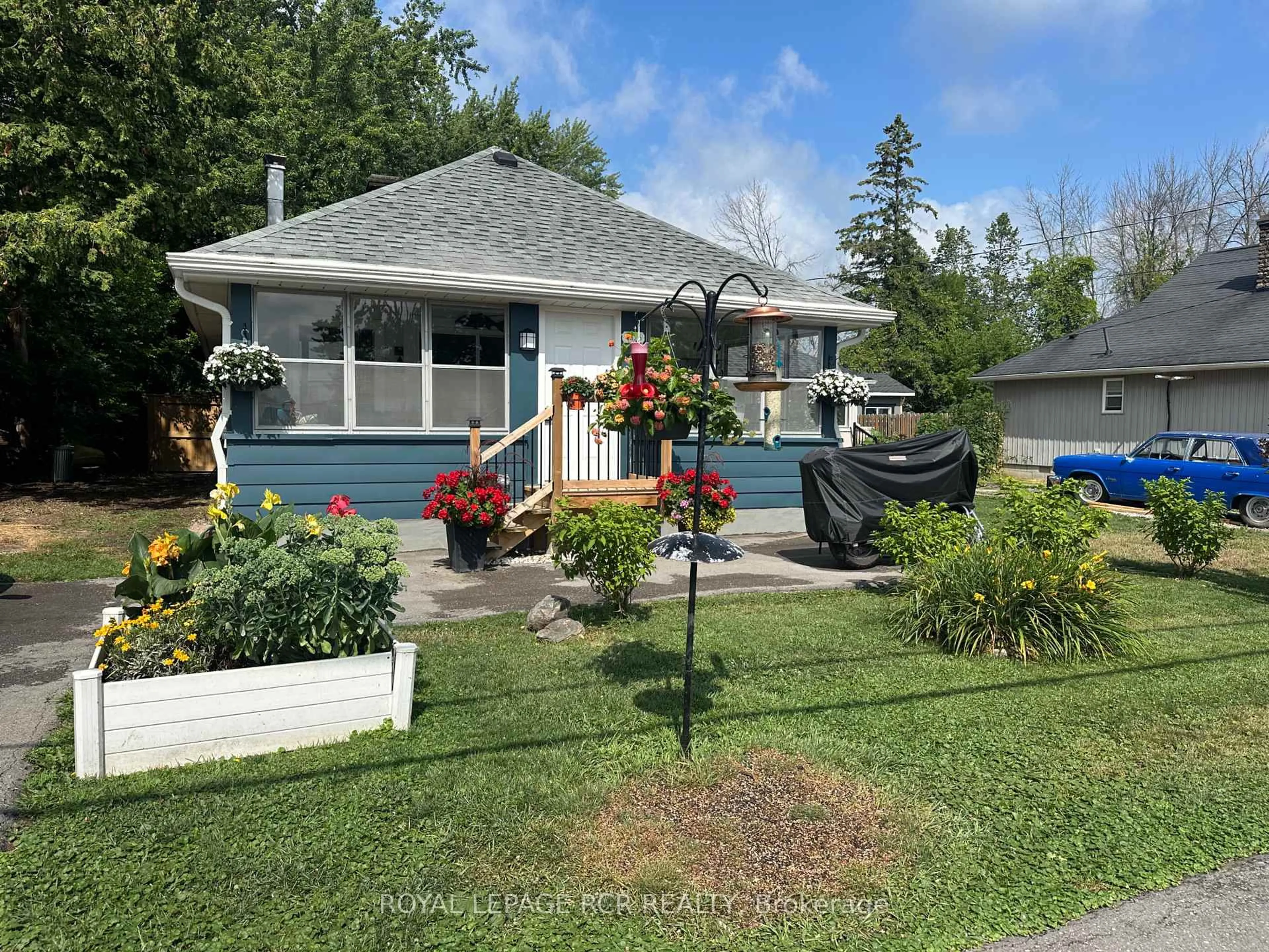 A pic from outside/outdoor area/front of a property/back of a property/a pic from drone, street for 1526 Houston Ave, Innisfil Ontario L9S 4M7