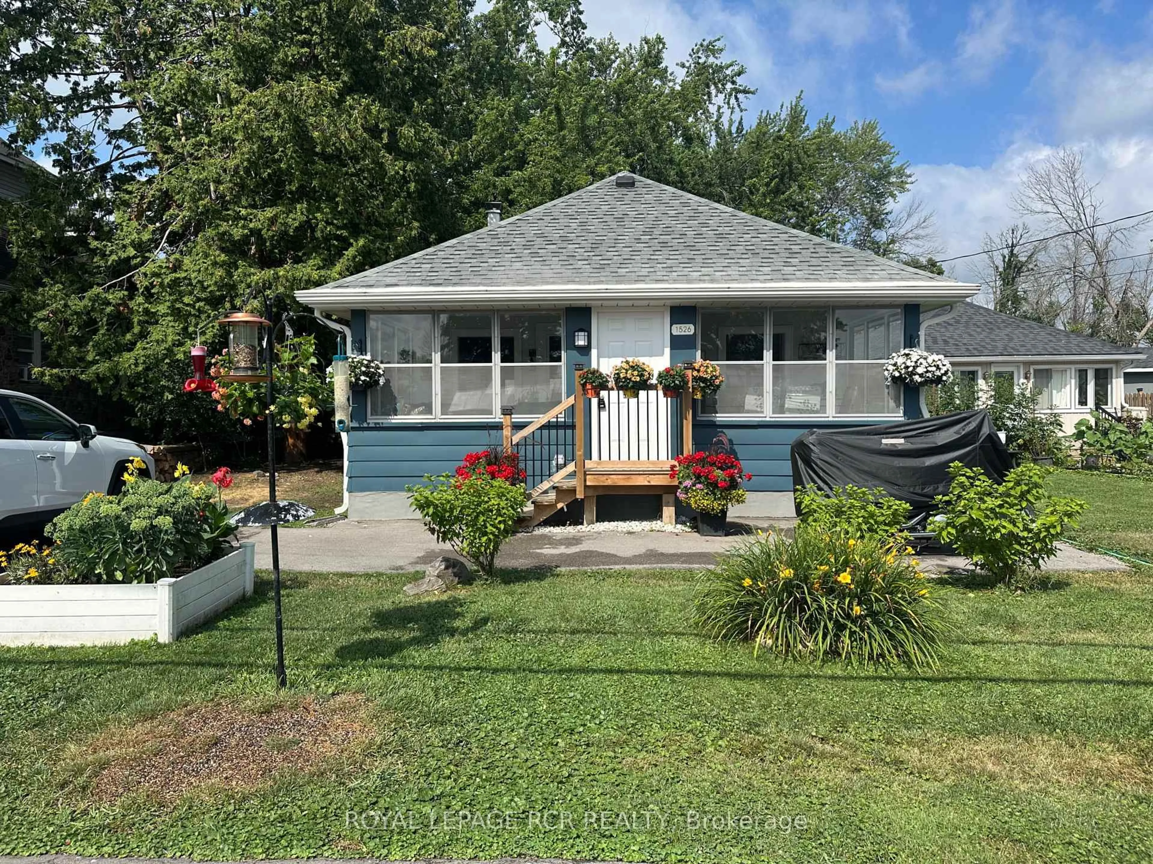 Home with vinyl exterior material, street for 1526 Houston Ave, Innisfil Ontario L9S 4M7
